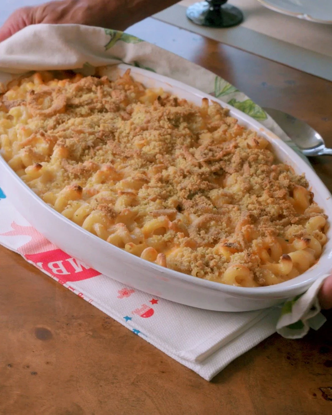 Creamy, cheesy, and topped with a crunchy golden crust, this make-ahead macaroni and cheese is the perfect stress-free comfort dish for holidays, potlucks, and family gatherings. 🧀

Read the full recipe in our latest post, link in bio! 🔗