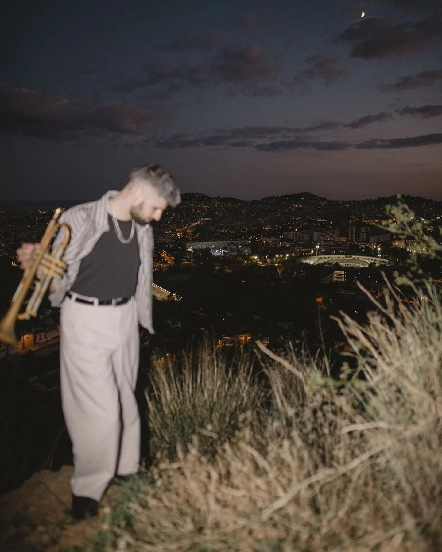 Un año trabajando con @greghollis.music haciendo la dirección creativa de su imagen para su nuevo álbum "Now I Know" ha culminado con esta sesión de fotos atardeciendo en Barcelona tan divertida, tan libre. ✨️