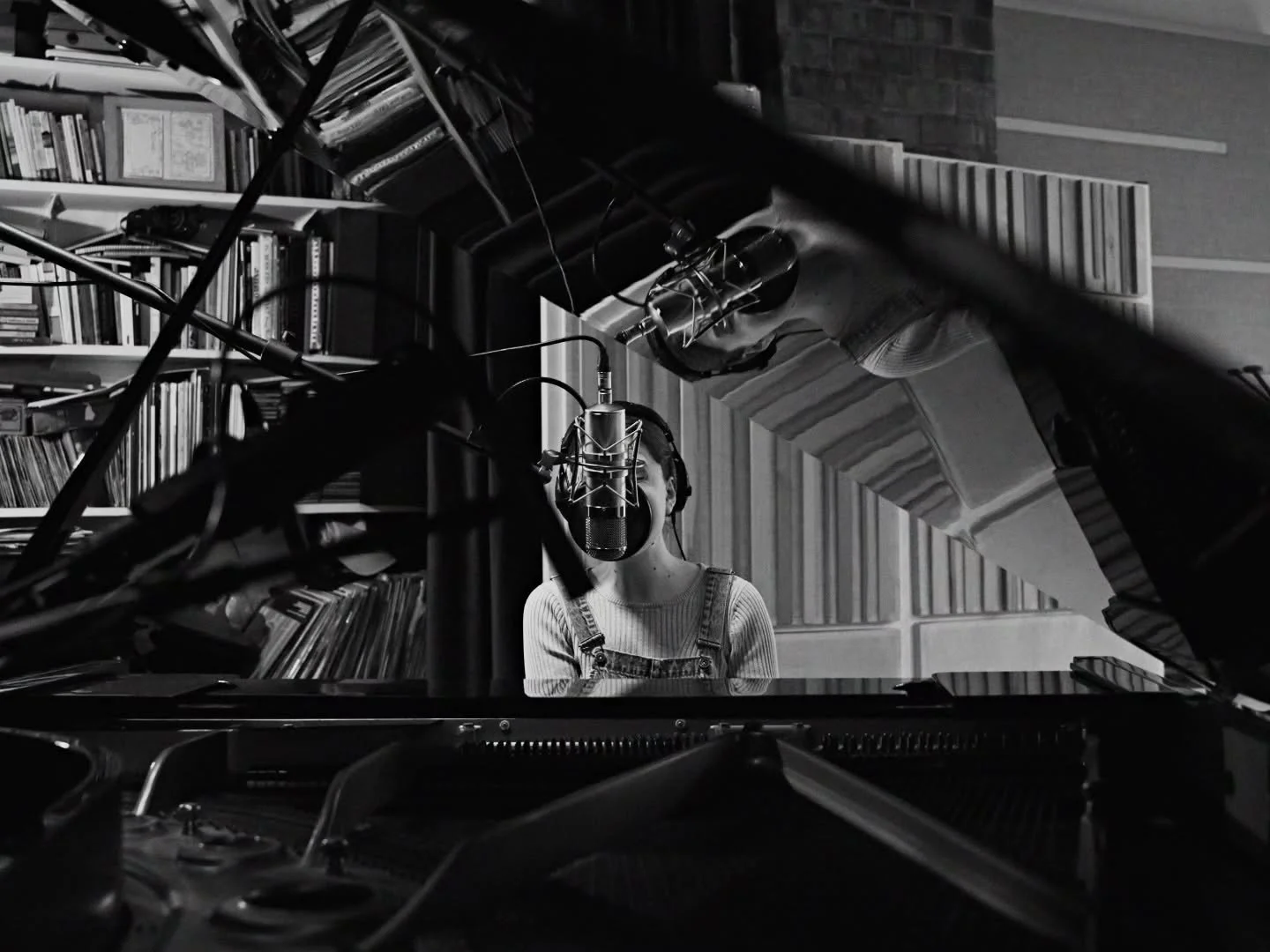 Stills y extractos del v&iacute;deo que le hice a @andreadblas durante la grabaci&oacute;n de su primer disco ✨️

Gracias por la confianza ❤️

Bater&iacute;a @rogerdrums_03
Contrabajo @jpedrajas99
Coros @iam.ires @crisag22 @martinaburonsvoice
Trompet