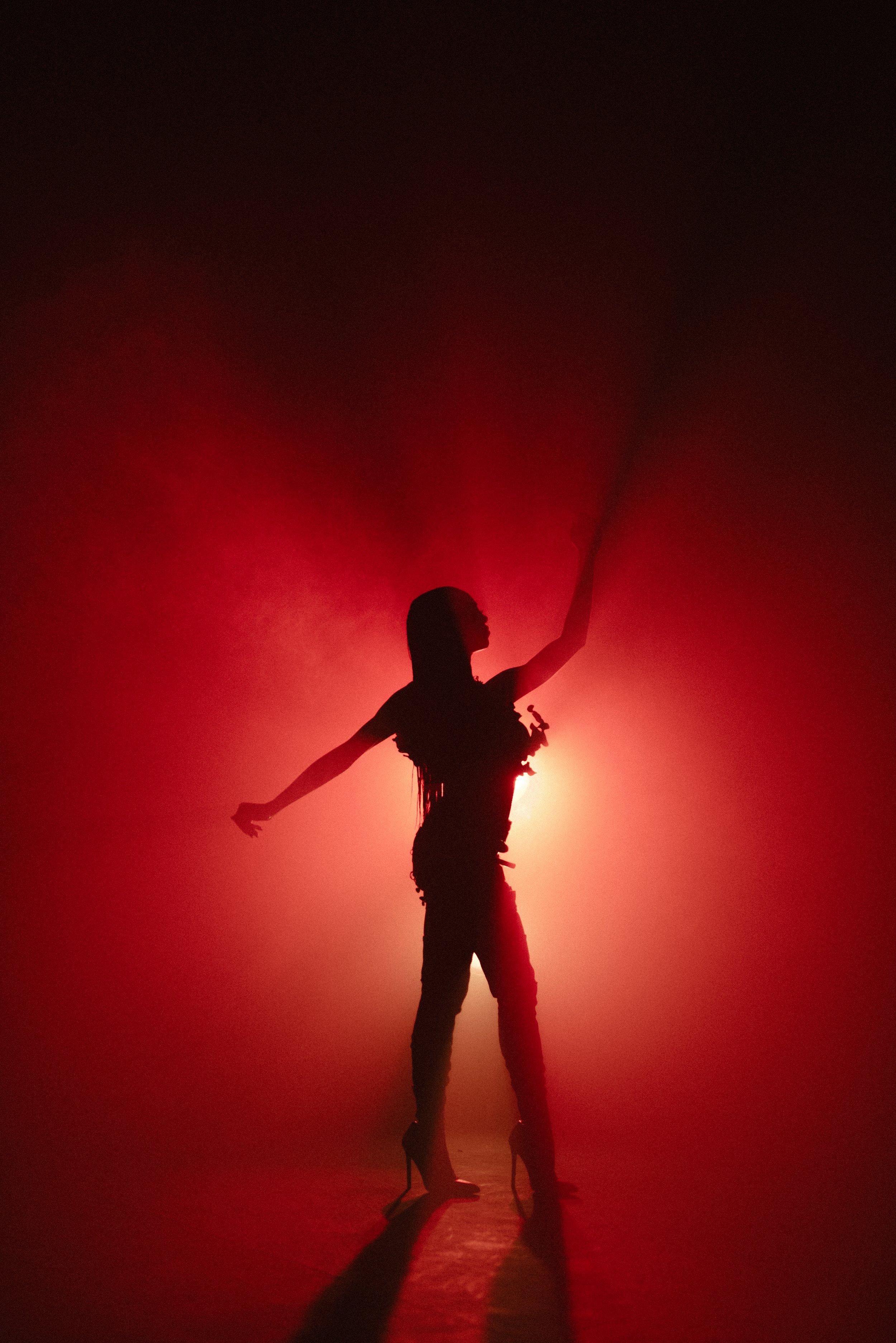 Fotografía fija de Claudia Herrán a Karina Pasian en el videoclip Sola en Barcelona