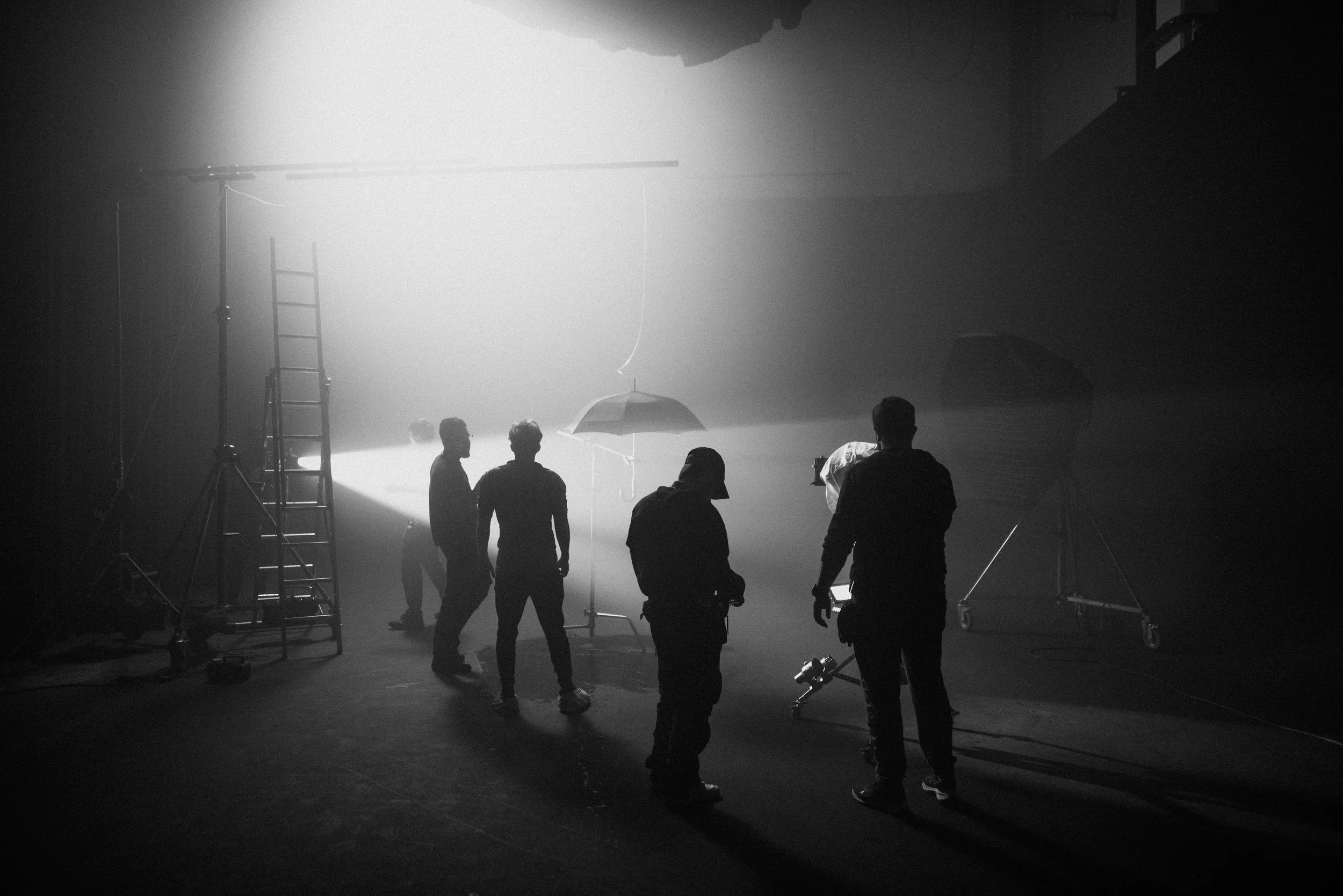 Fotografía fija de Claudia Herrán a Karina Pasian en el videoclip Sola en Barcelona