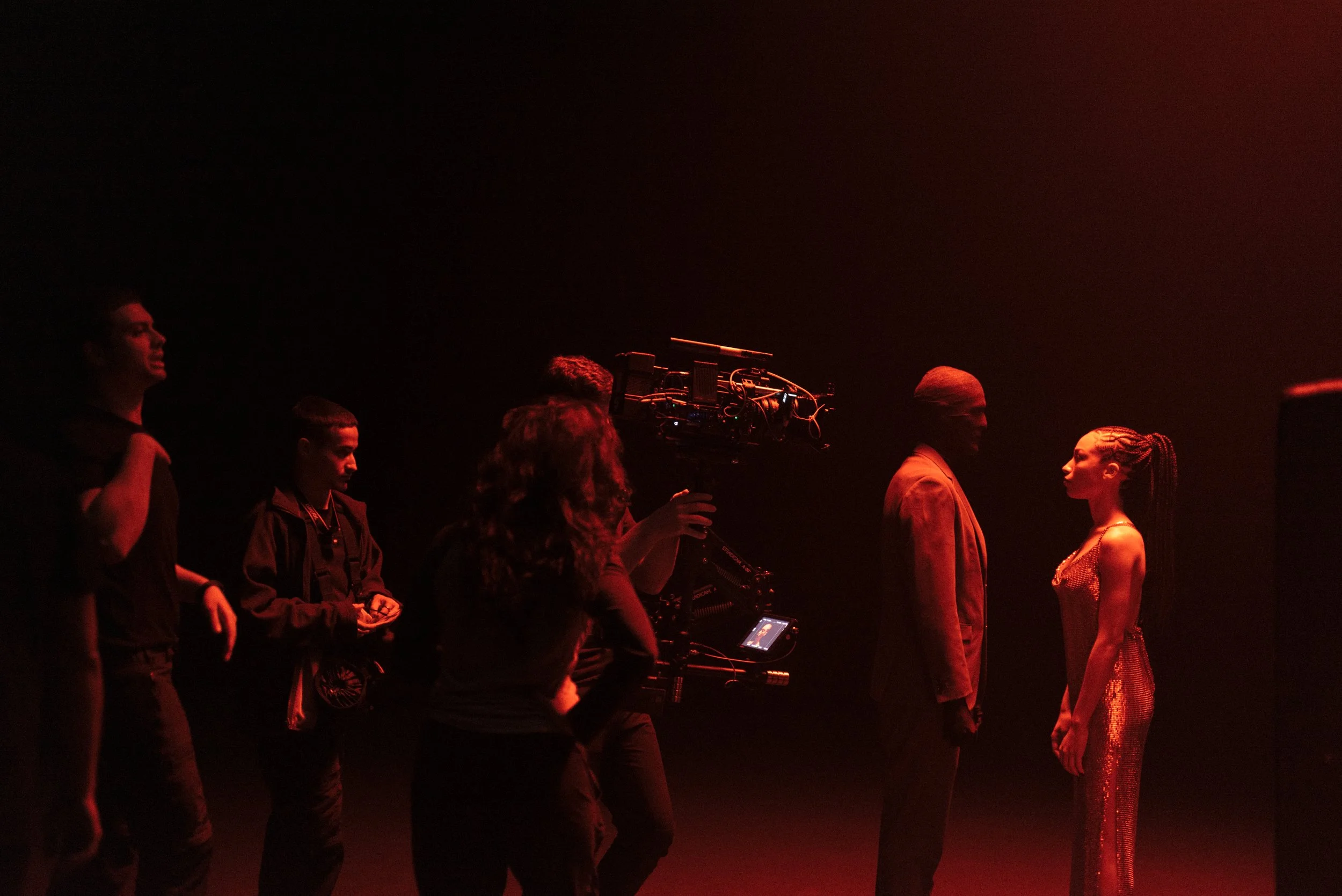 Fotografía fija de Claudia Herrán a Karina Pasian en el videoclip Sola en Barcelona
