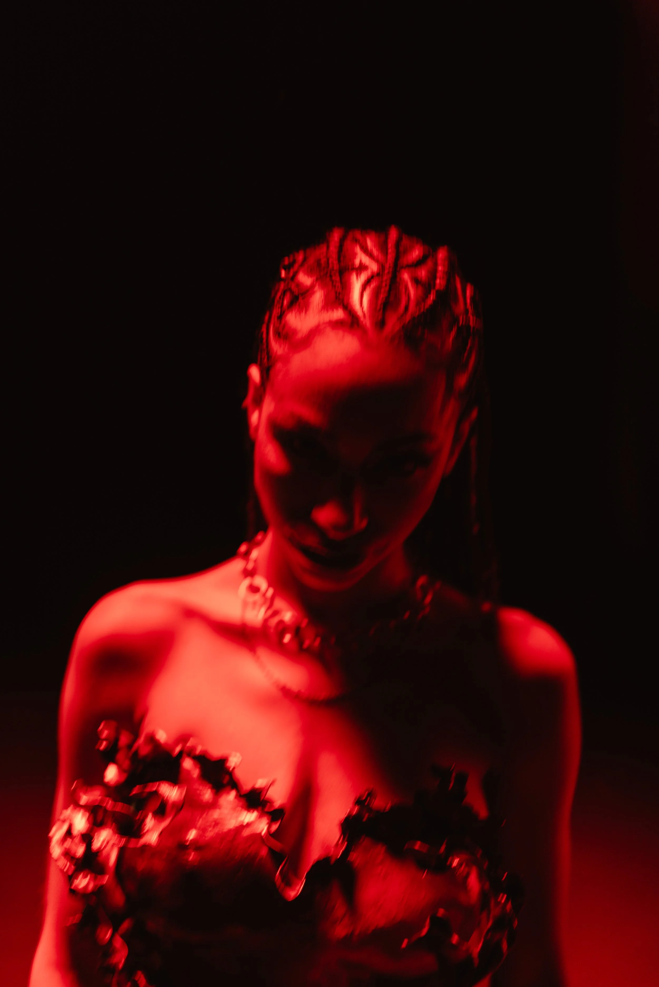 Fotografía fija de Claudia Herrán a Karina Pasian en el videoclip Sola en Barcelona