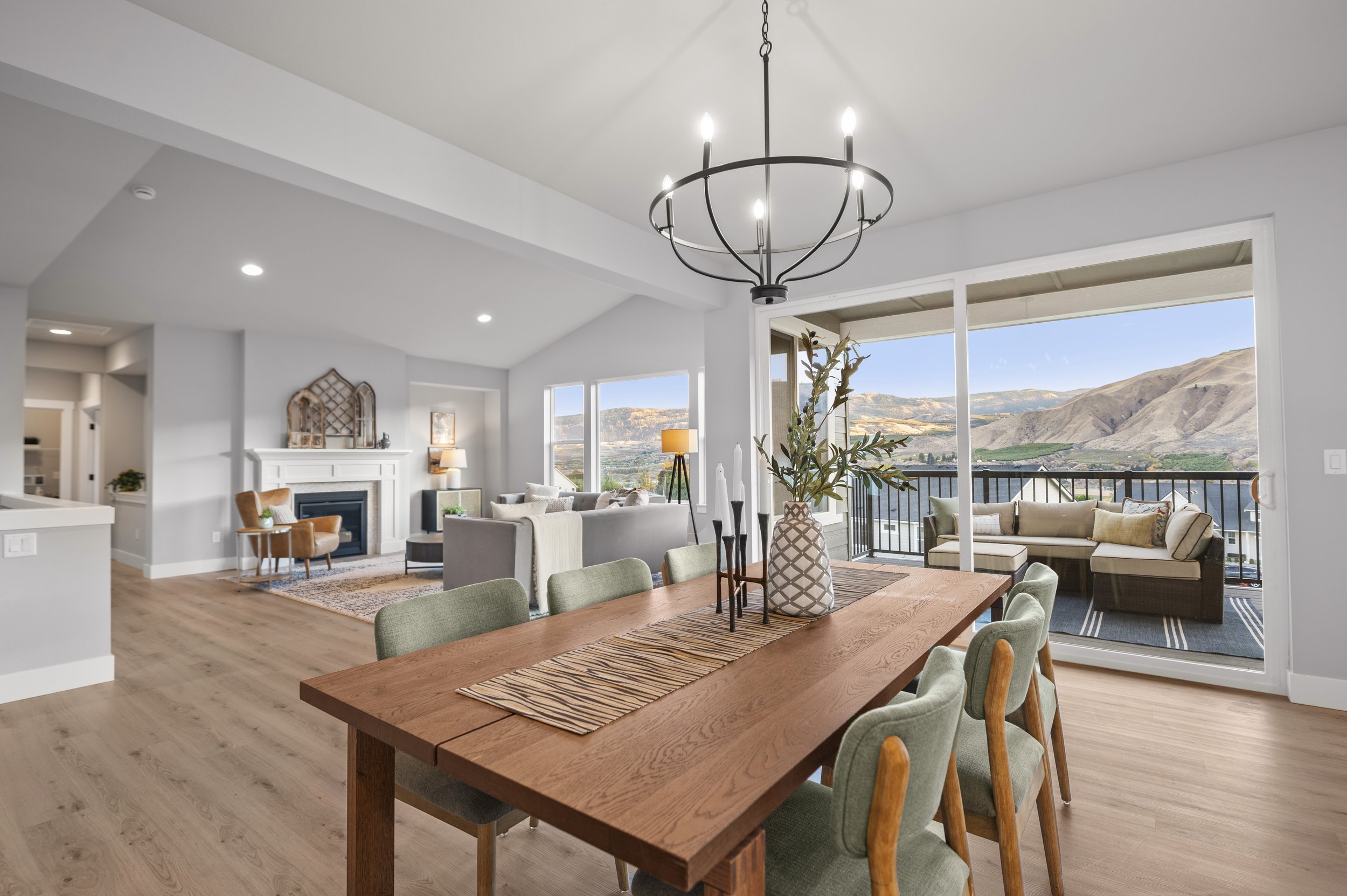 kitchen table- HDR-.jpg