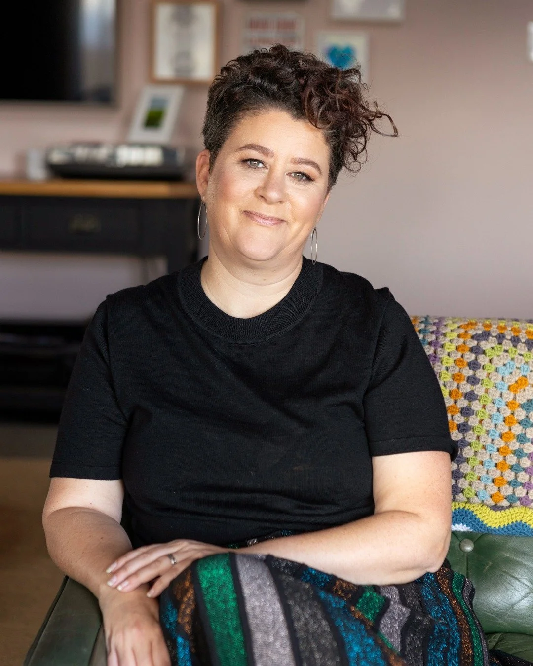 💫 Confidence isn&rsquo;t loud. 💫

It&rsquo;s not hair flips and high heels (unless that&rsquo;s your thing).

It&rsquo;s quieter - a calm knowing that you can trust yourself.

I see it in the smallest moments:
⚡a deep breath before we start shootin