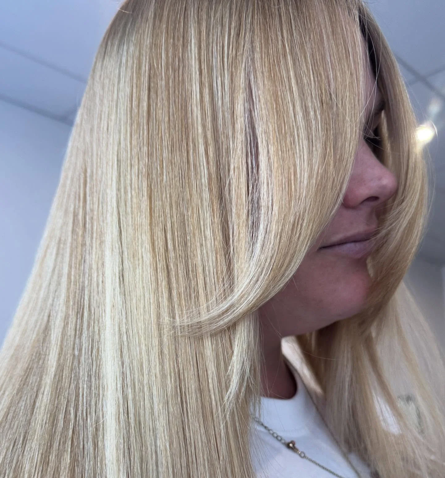 Just a little wave of the wand and BAM 💥 we are back blonde baby!!! 😍 swipe to see the before 🤭

Copper to blonde, but make it seamless ✨
From warm, rich copper to soft, creamy blonde with dimension, shine, and a clean, fresh finish. Proof that bl