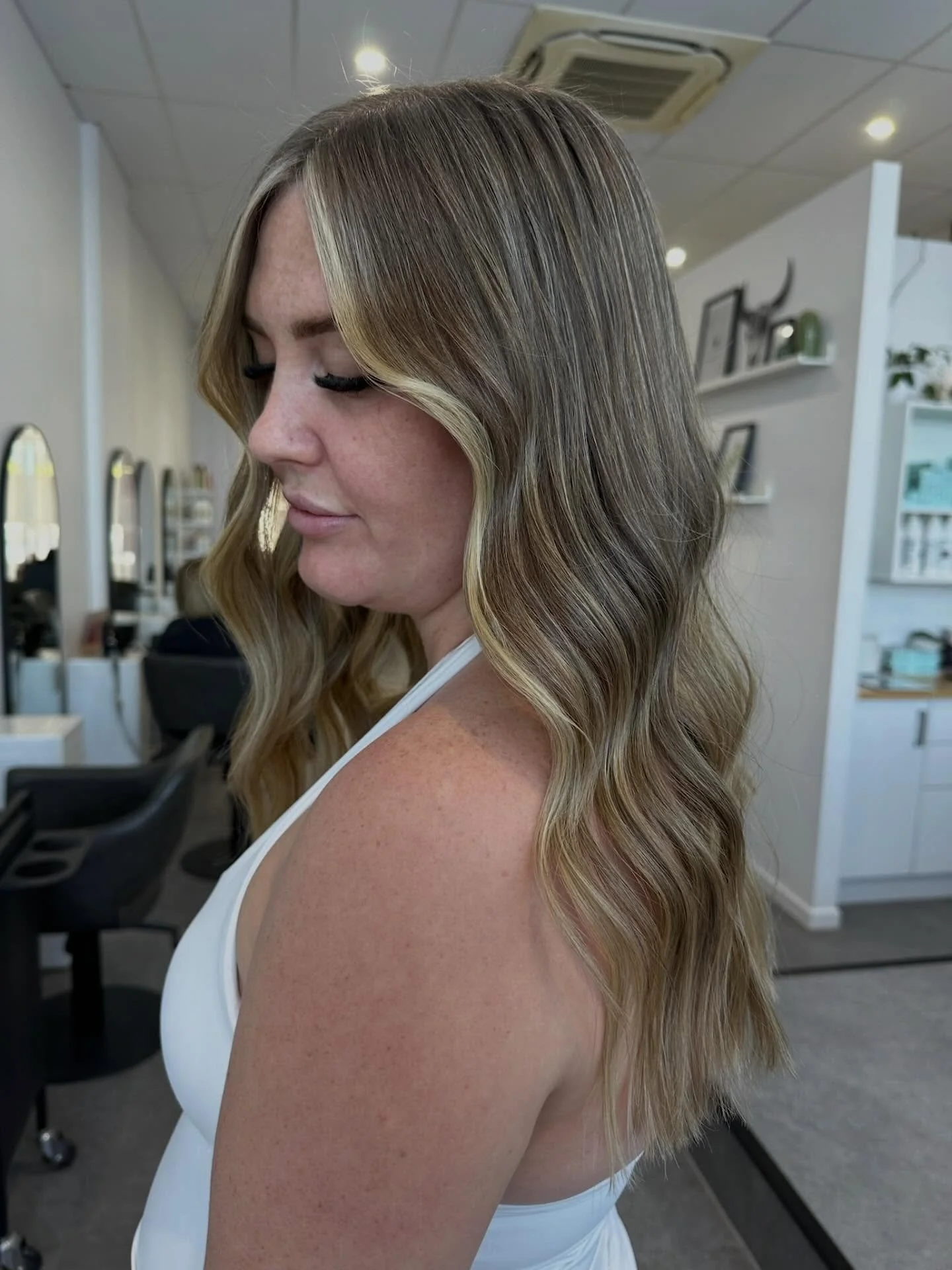 The ultimate lived-in blonde ✨

✔️ Seamless blend
✔️ Soft face frame
✔️ Low maintenance grow-out
✔️ Maximum shine

Blonde made easy 🤍