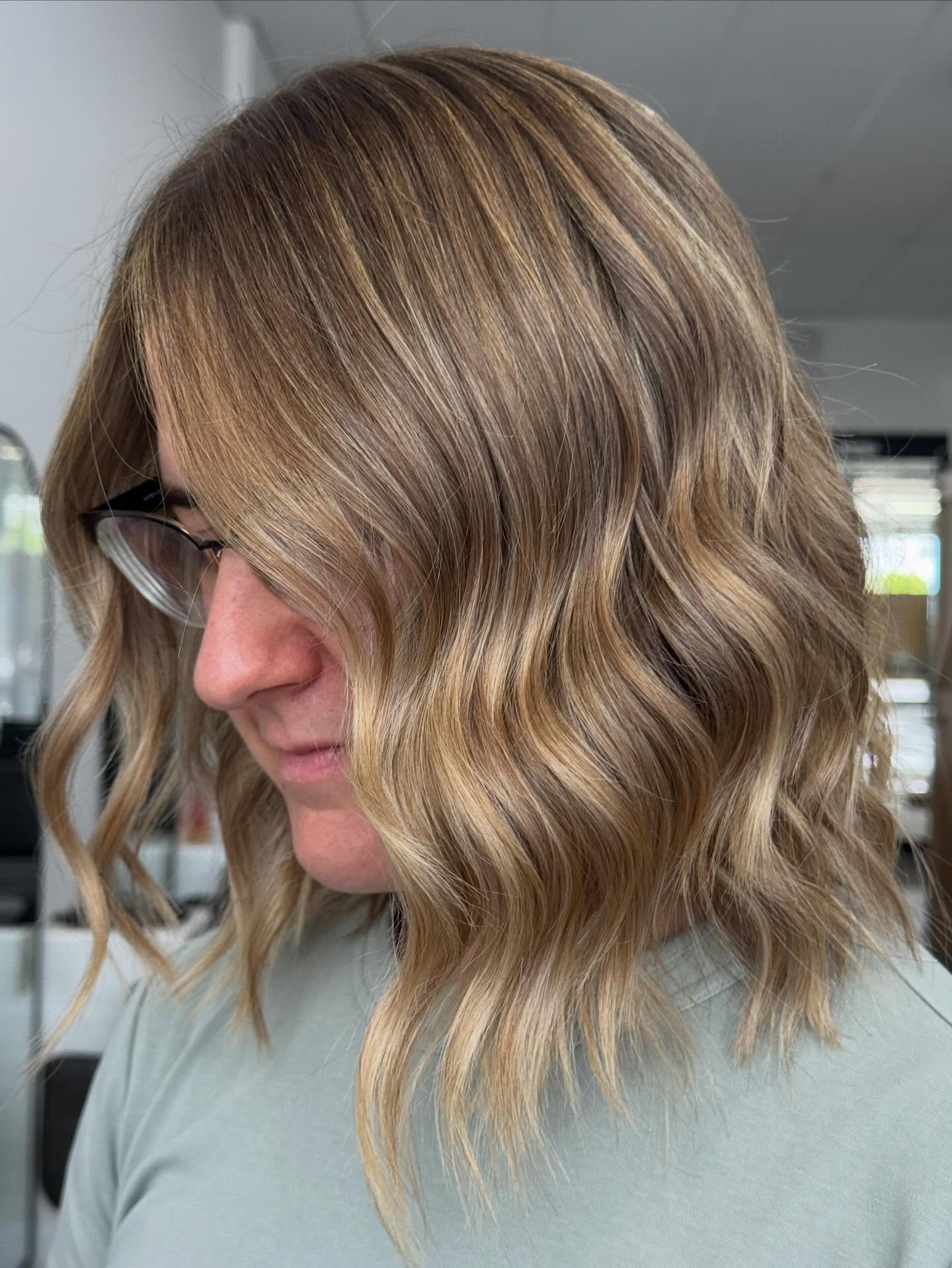 ✨ Soft dimension, seamless blend, and that lived-in glow ✨

Stylist - @brooke.crumpp 
Painting with - @oandm._