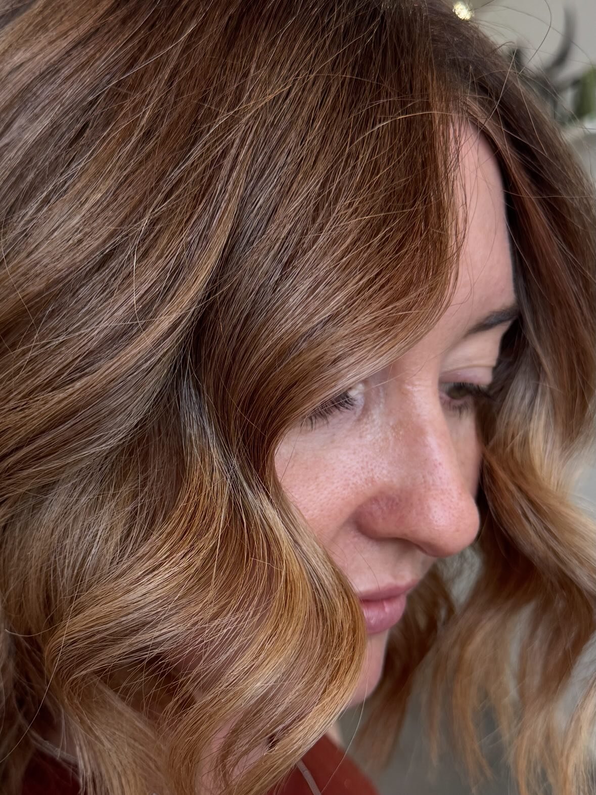 Rich warm tones, soft dimension, and effortless movement. 🔥
This copper-caramel blend is giving serious shine and depth. 🧡

Stylist - @salonbrookey 
Painting with - @oandm_pro