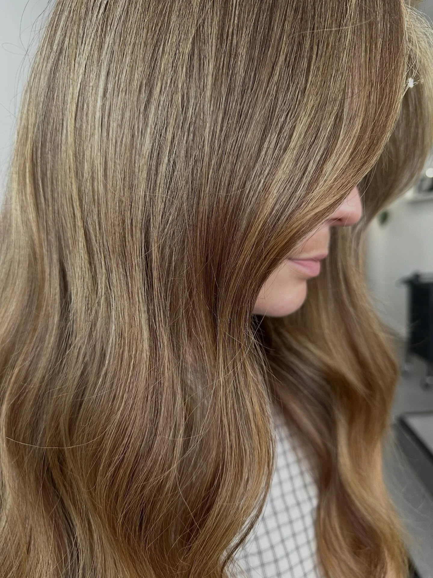 Soft, seamless dimension with the perfect balance of blonde and brunette ✨
Healthy shine, natural blend, and colour that grows out beautifully.

Stylist - @hairbyjarrad 
Using - @oandm_pro @oandm._