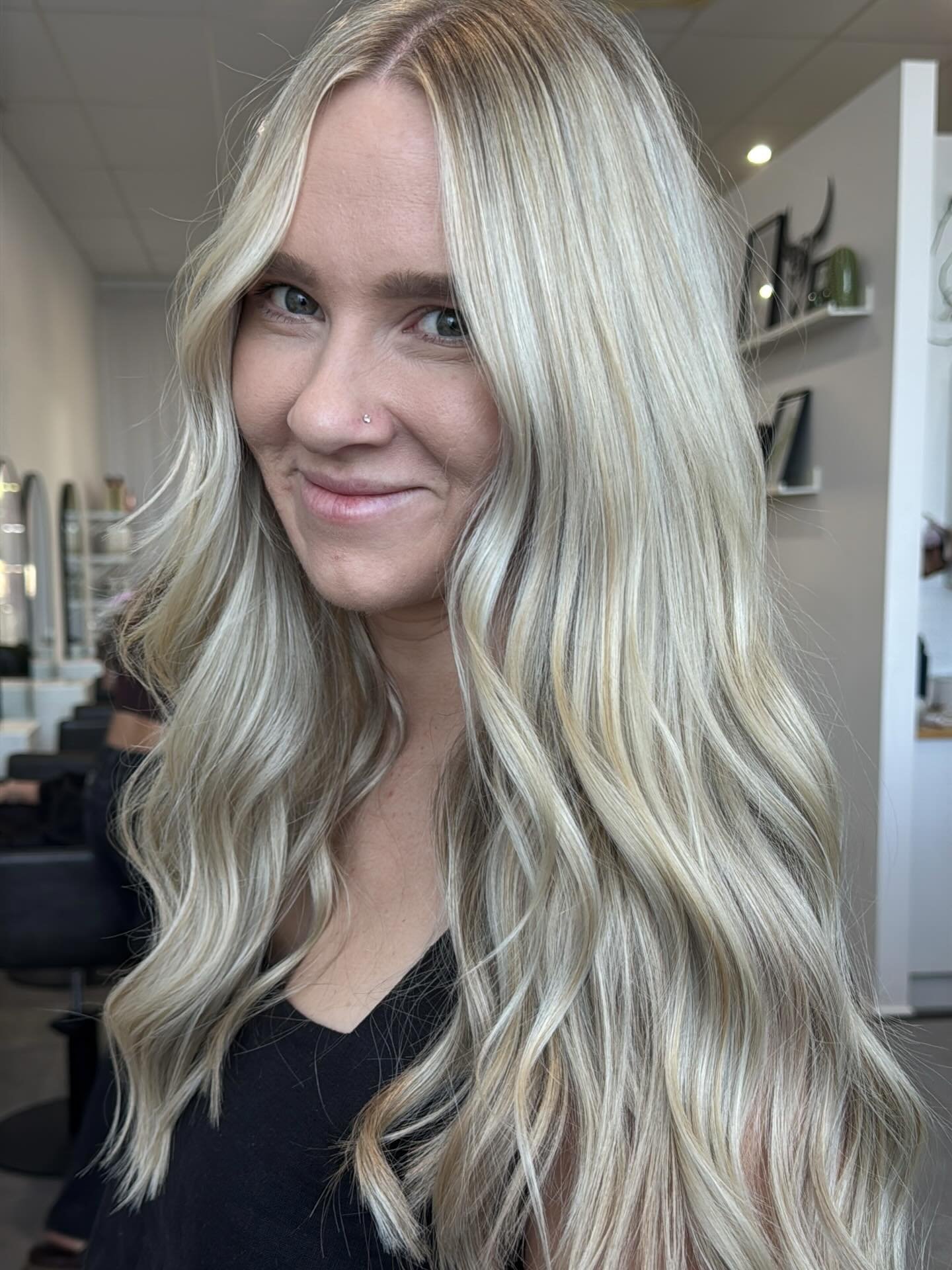 ✨ Bright, creamy blonde ✨
Seamless, fresh, and full of shine. 

Stylist - @brooke.crumpp 
Using - @oandm._ @oandm_pro