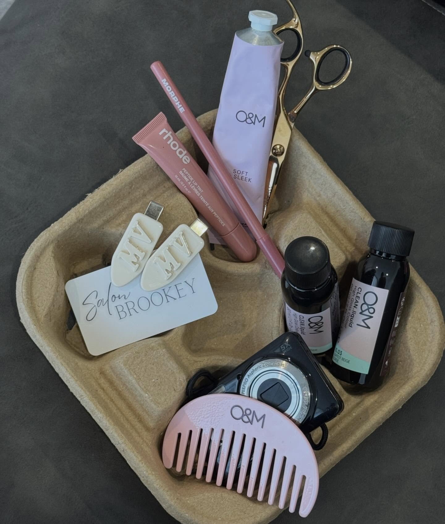 The essentials, the details, the magic ✨

Everything we use is chosen with intention. Clean, kind and made to keep you looking and feeling its absolute best 🤍