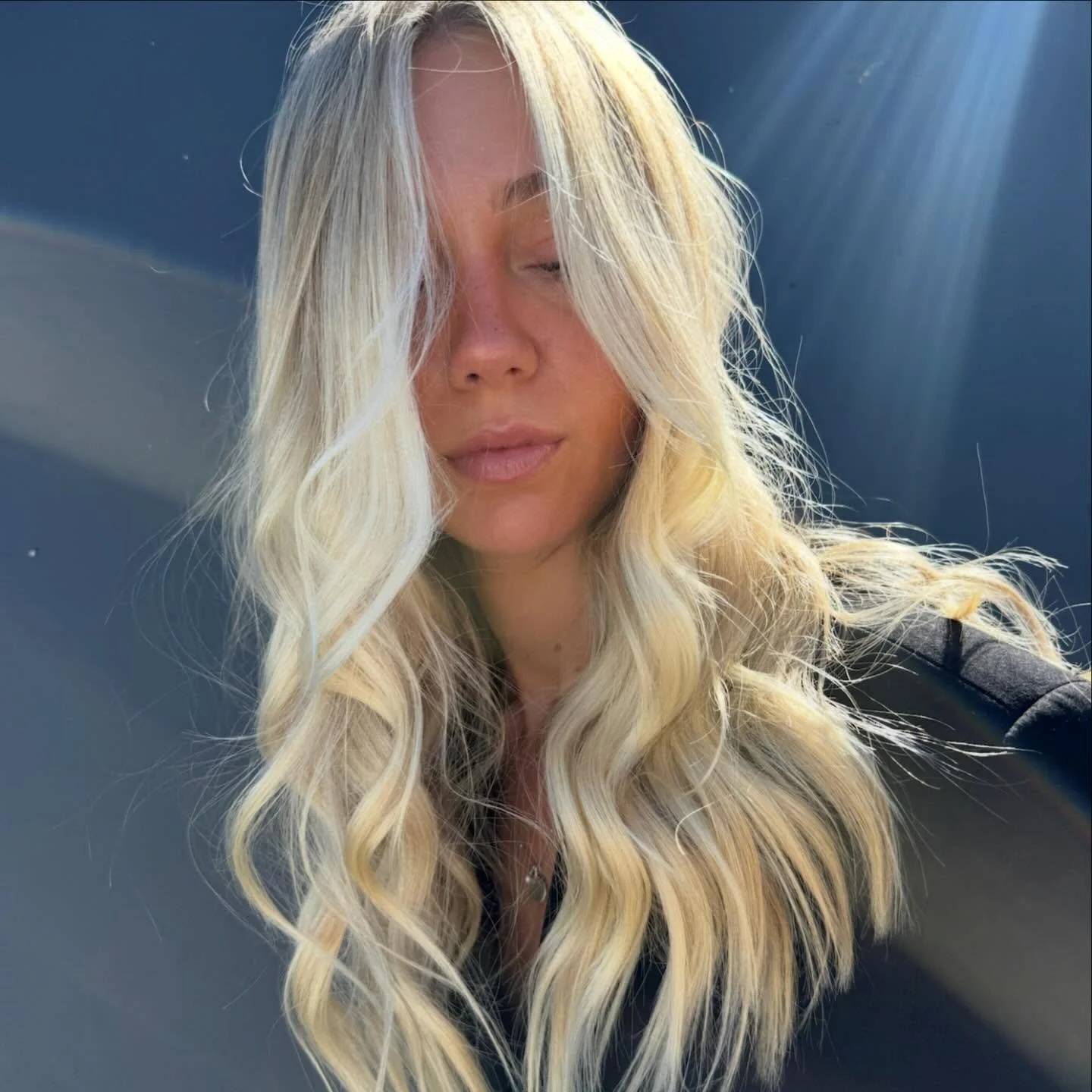 Golden hour doing what it does best ✨
Soft, sunlit blonde!! Just stunning ☀️ 
.
.
.
Stylist- @portiarose.hair 
Painting with - @oandm_pro 

#blonde #bliblisalon #originalmineral