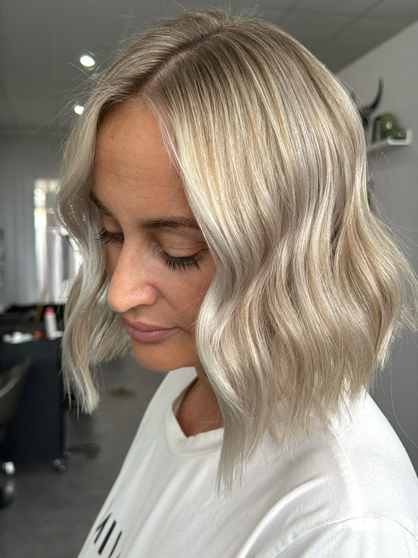The blonde bob of our dreams 🤍🤎
.
.
.
.
Stylist - Brooke 
Painting with - @oandm_pro