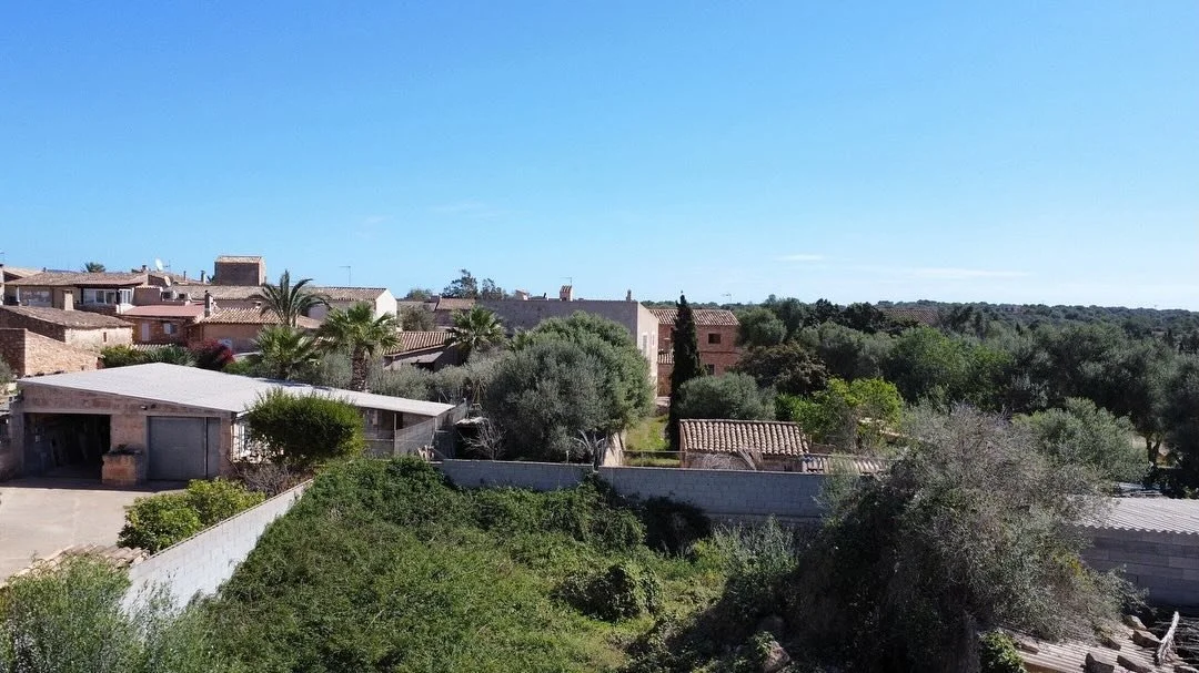 ❗️INVESTMENT: ❗️
BUILDING PLOT WITH  PICTURESQUE  VIEWS IN ES LLOMBARDS, JUST 5 MINUTES FROM SANTANYI. 

📍ES LLOMBARDS

430m2 PLOT 
410.000 &euro;

This south-facing urban plot is located in the charming village of &bdquo;Es Llombards&ldquo;, just 5