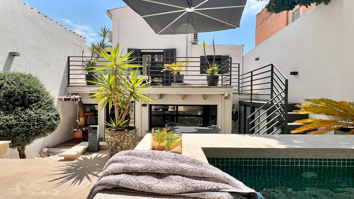 MODERN TOWNHOUSE WITH A GARAGE AND A COZY TERRACE OFFERING PLENTY OF PRIVACY

📍PALMA - EL TERRENO 

3 BED 2 BATH 320m2 
AC/ GAS HEATING/ POOL/ GARAGE/ STORAGE