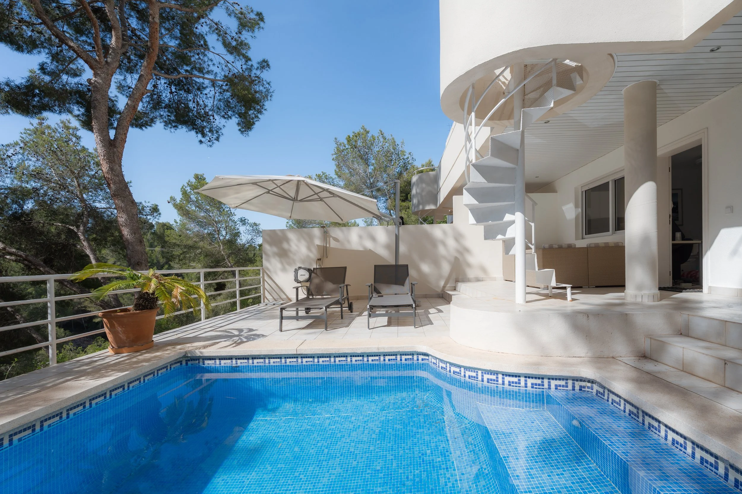 P024 Duplex Apartment mit privatem Pool und Parkplatz in Bendinat am Golfplatz