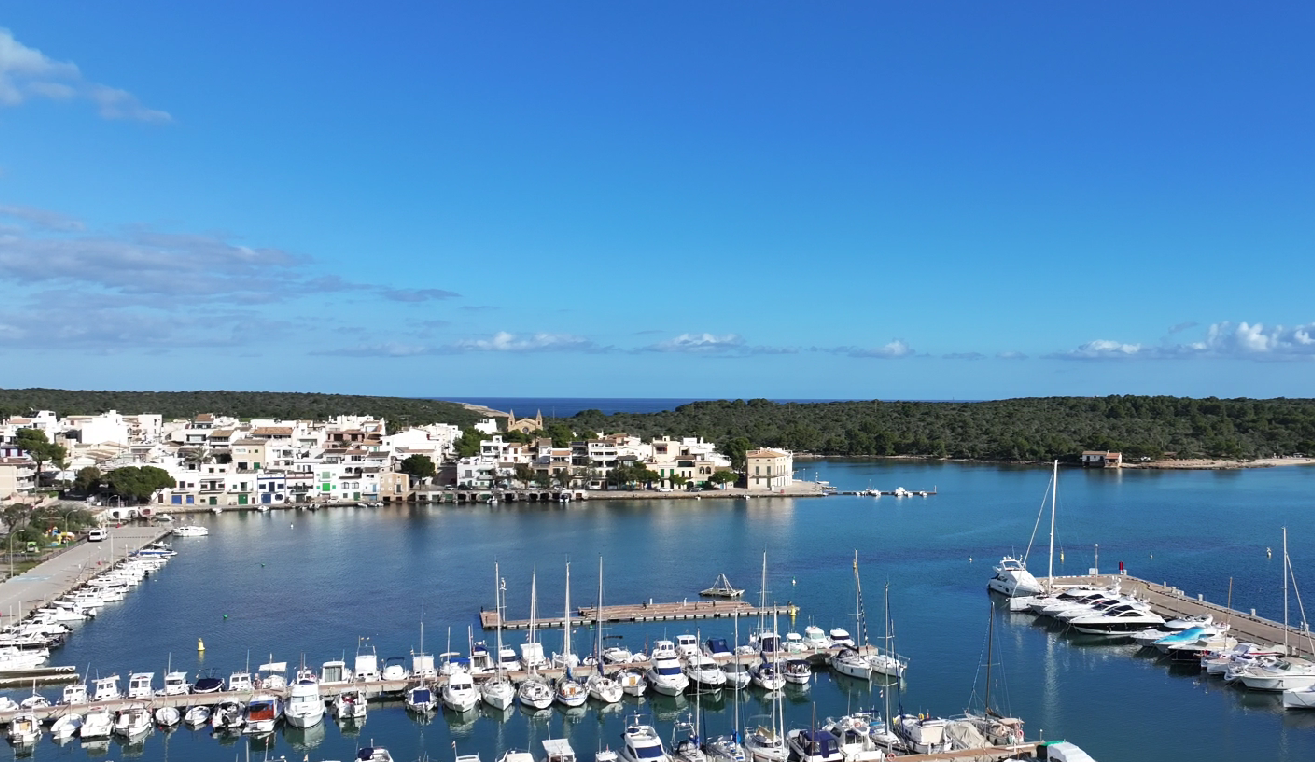 P038 Luxus Reihenhaus mit Dachterrasse, Garage und Lift in Porto Colom