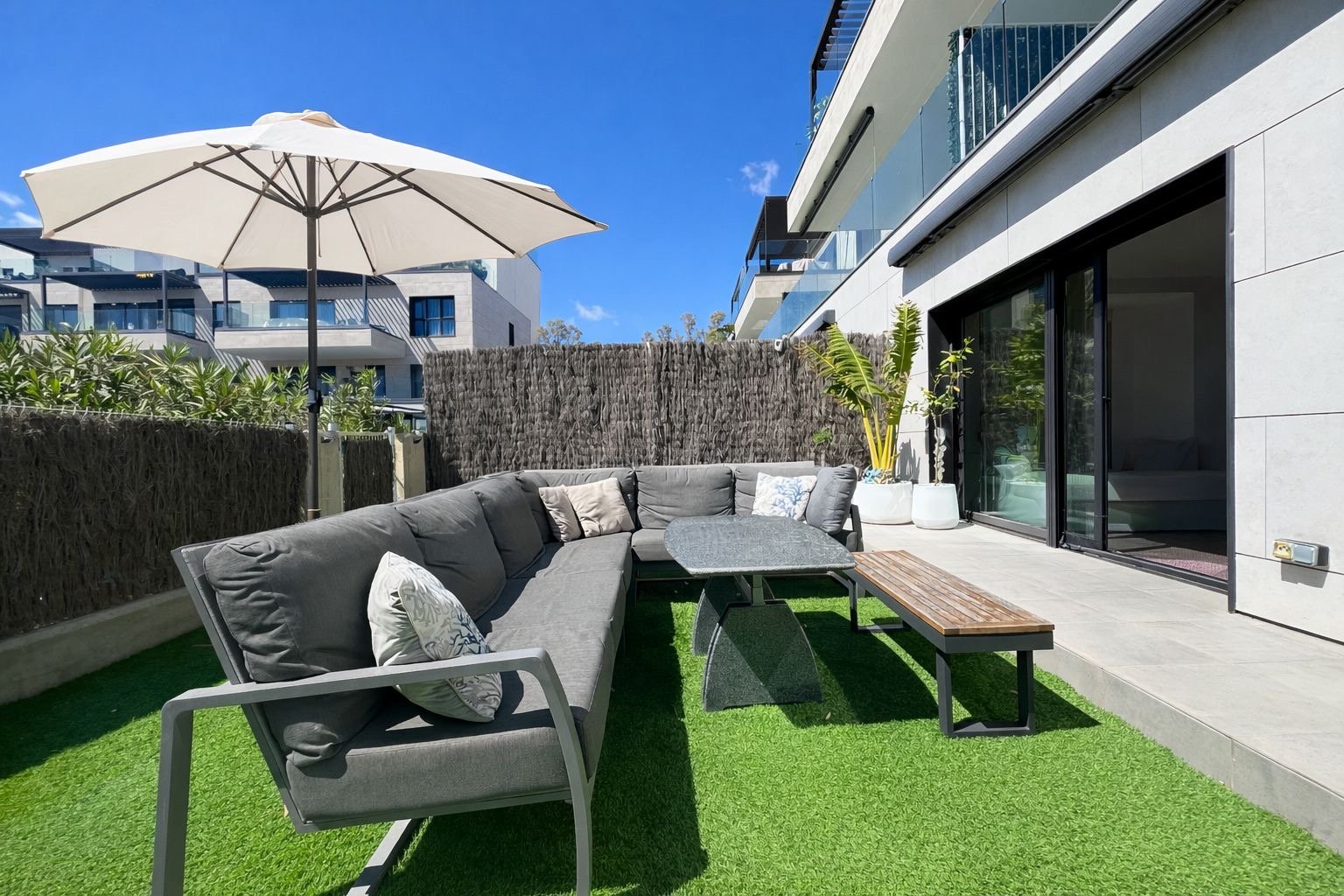 P037 Exklusive Erdgeschosswohnung mit privatem Garten in Santa Ponsa