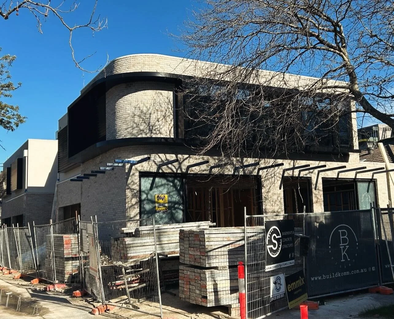 Malvern East Project rough in underway! 🏠🏠🏠 
@emmixbg @buildkomm &amp; @combostructures putting on a masterclass of what perfect building looks like featuring bulk head units &amp; luxury grills by @coldstreamair_ 🔥❄️