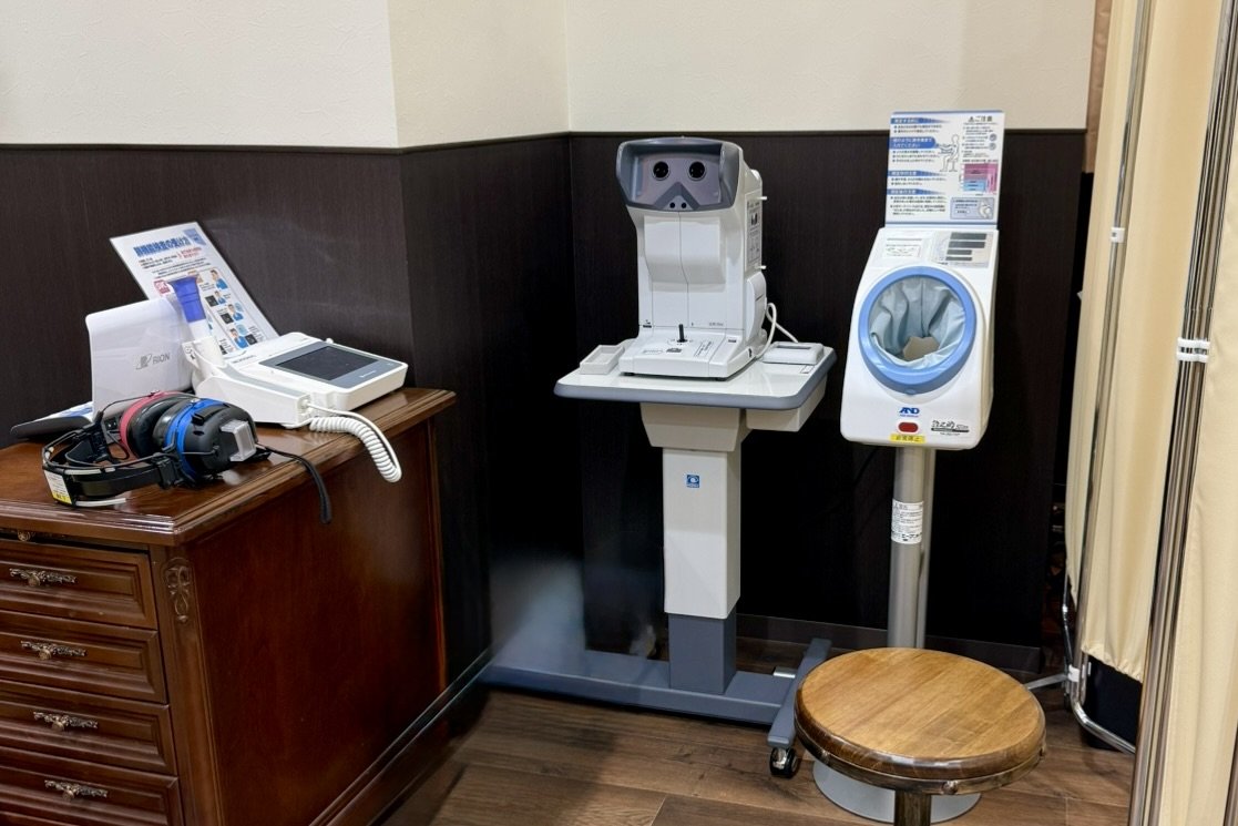 検査室の一角に、聴力検査の機器、視力検査の機器、肺機能検査の機器、血圧計が設置されている。