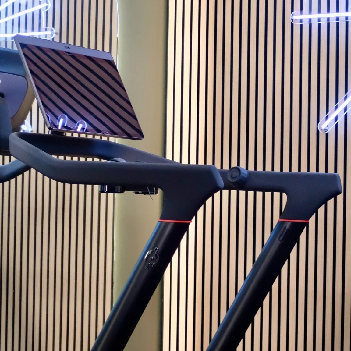 Carving out goals for next year? Let us help you start the year off on the right foot. A comprehensive Run Analysis can help you learn to run more efficiently! Book now at the link in bio!