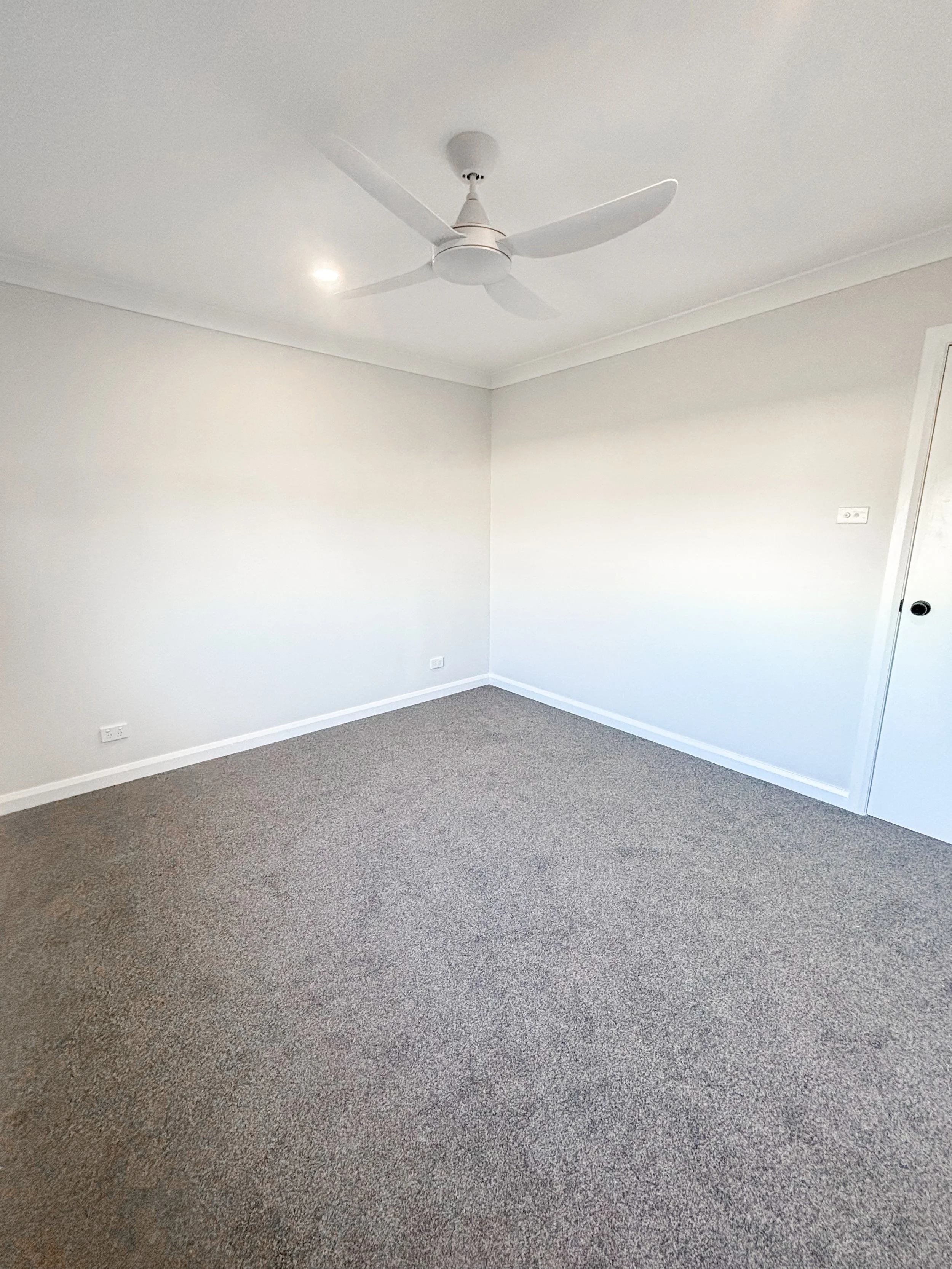 A modern, simple and functional bedroom renovation with  white walls, that makes the room clean and brighter by Whitbuild, Cowra NSW