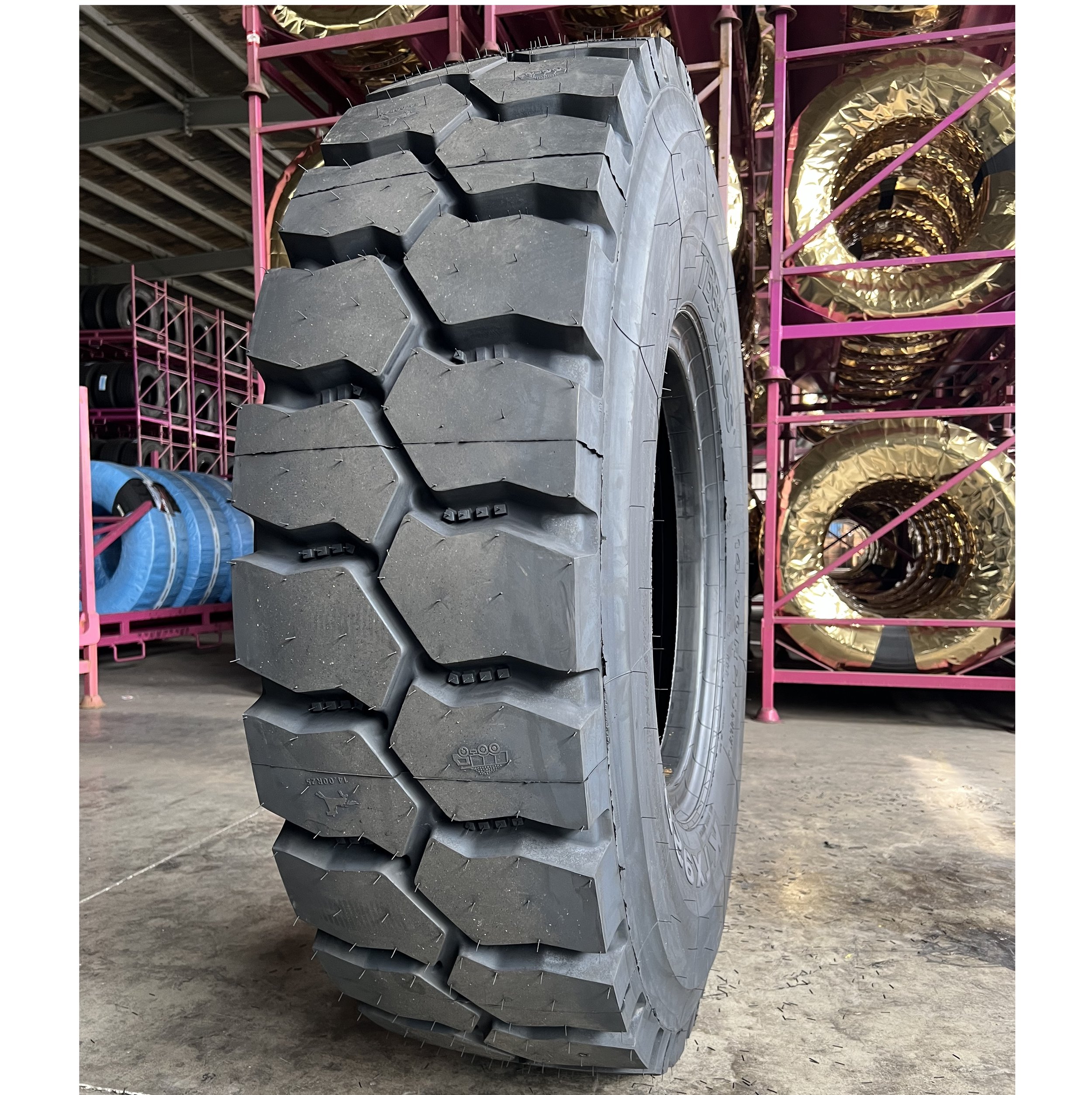 OTR TYRE 14.00R25 XR928 front.jpg