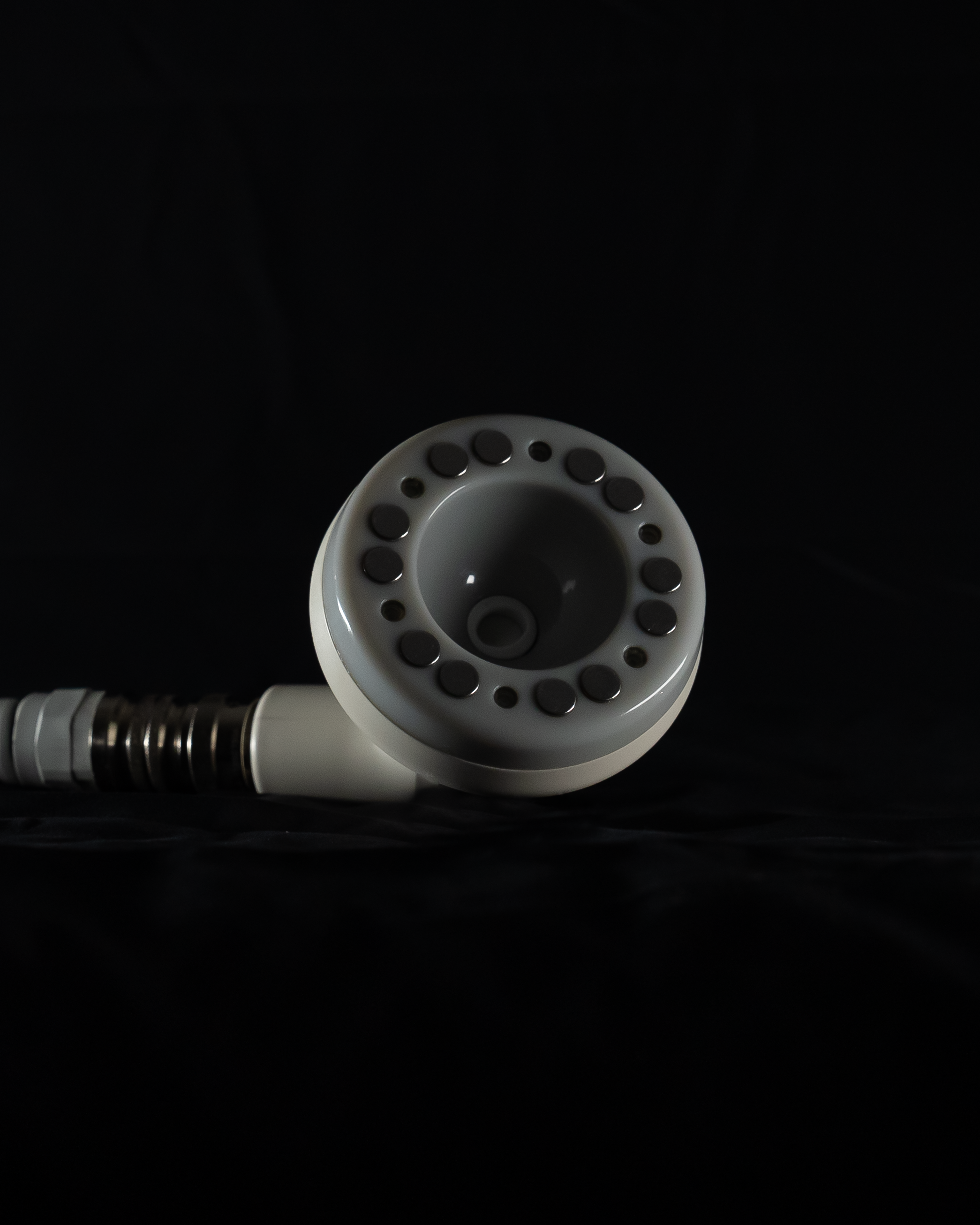 T-Shape 2 handpiece attachment with a ring of metal contact points around a central opening