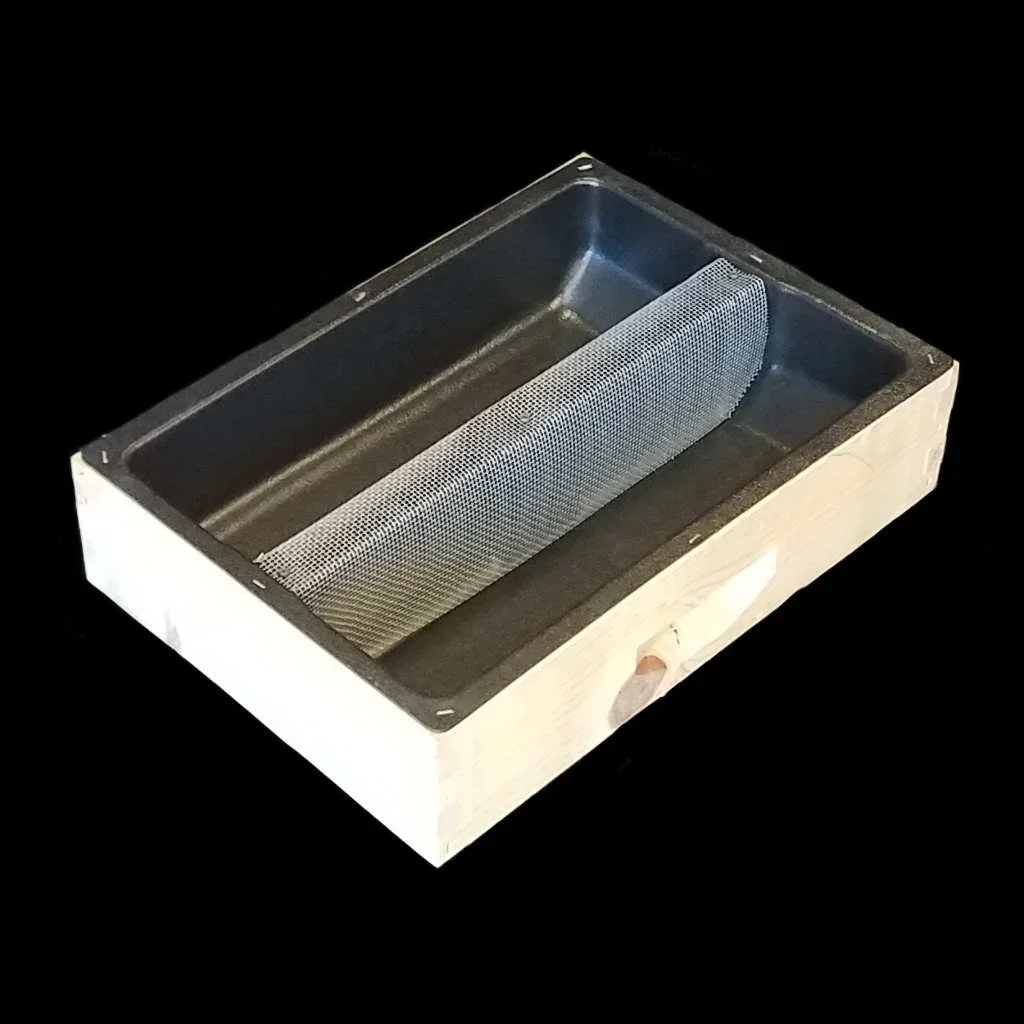 Top Feeder – Plastic Insert on Wooden Super with Metal Screen