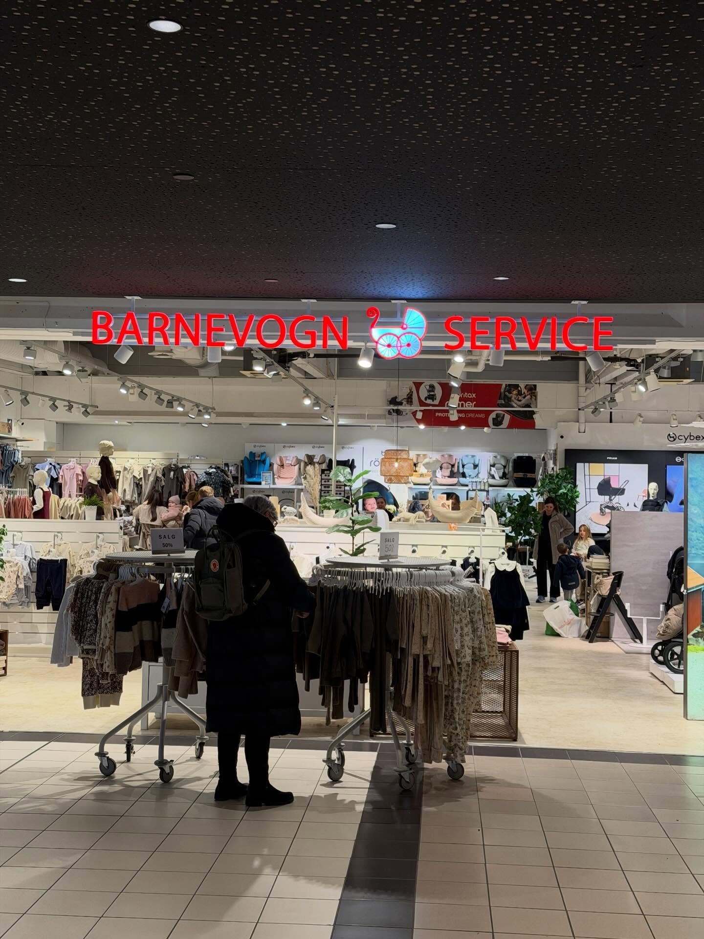 Romjulsbes&oslash;k til en av v&aring;re kunder i Bergen. Skj&oslash;nne @barnevognservice.bergen 🤩
Vi tok en liten oppl&aelig;ring i varetelling med ny h&aring;ndholdt scanner, slik at de er klar til varetelling i januar. Butikken var full av b&ari