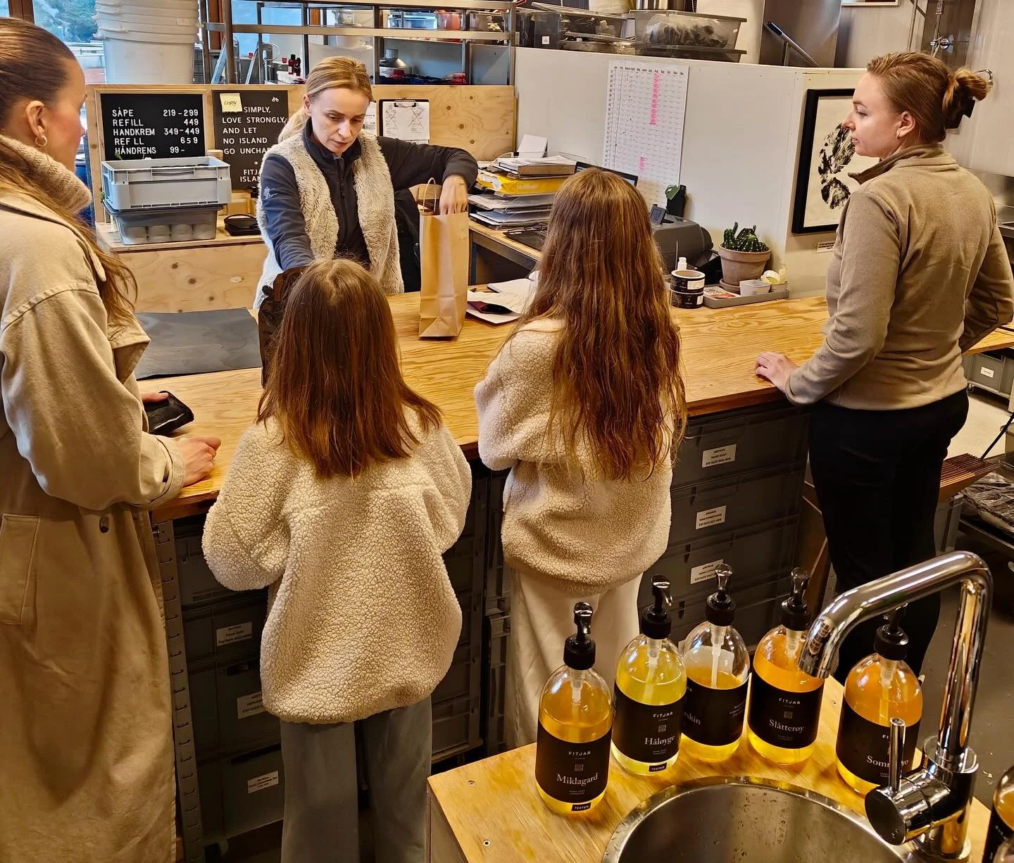 I g&aring;r var vi p&aring; bes&oslash;k hos en av v&aring;re gode kunder, @fitjarislands, som holder til p&aring; Stord og lager de deiligste s&aring;per og hudpleie! Vel verdt et bes&oslash;k! 🤩
Fitjar Islands har selvsagt kassasystemer fra Suppl&