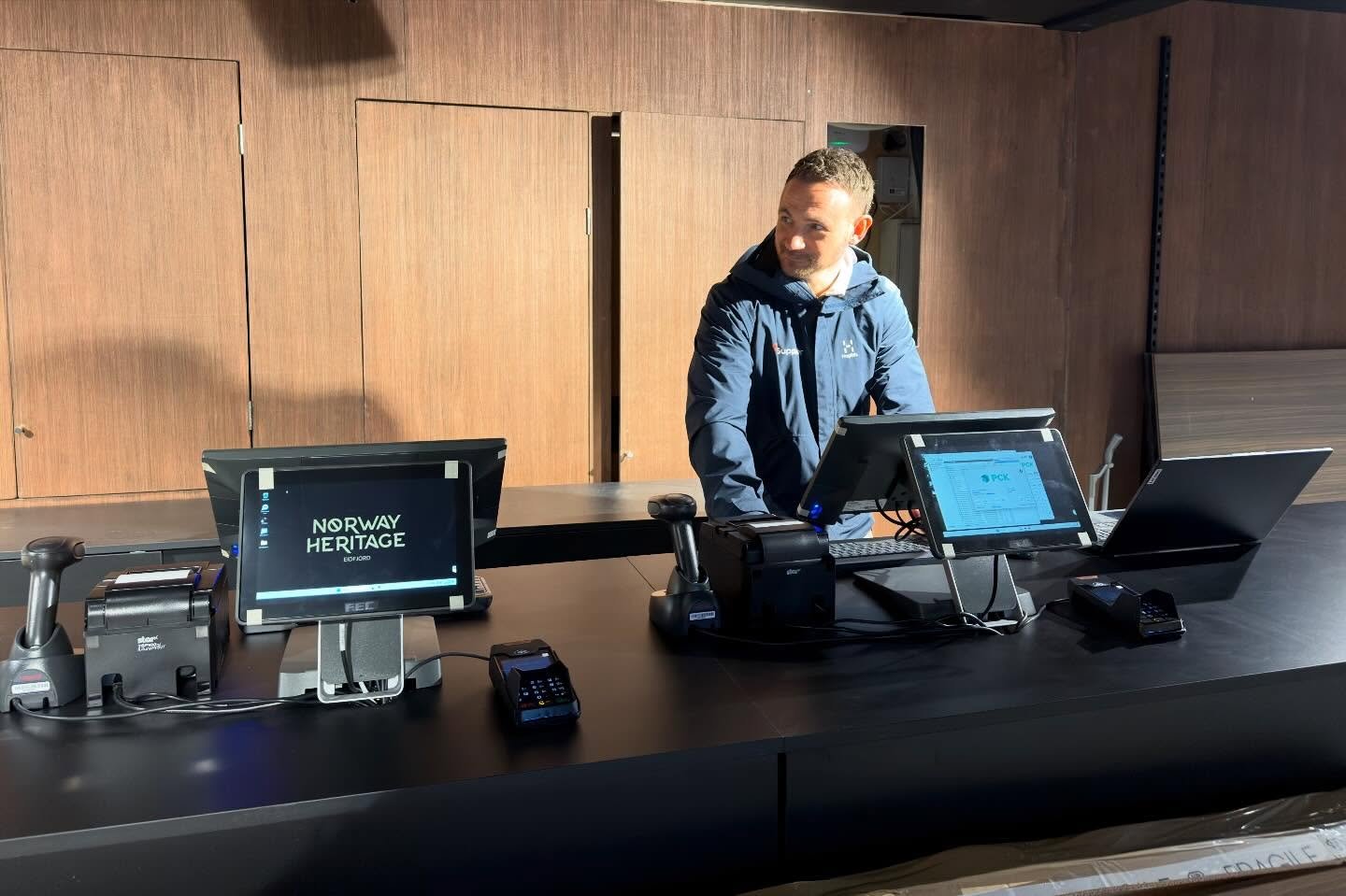 I dag har vi installert to kassepunkter og tre betalingsterminaler i Eidjord, hos en kunde som snart &aring;pner. En stor fin butikk, rettet mot cruiceturister som kommer til Eidfjord. Kassepunktene er satt opp med kvitteringskrivere, kasseskuffer, s