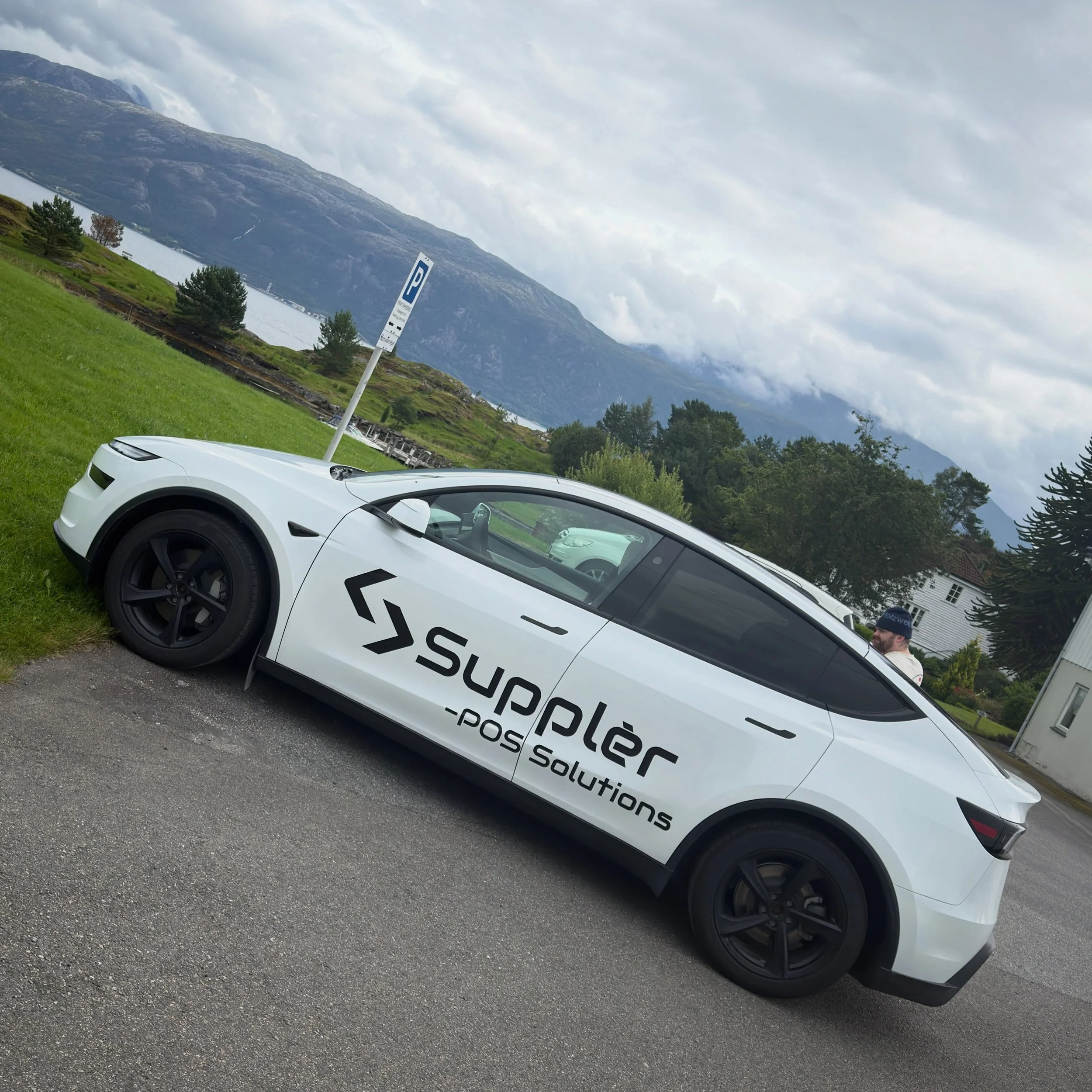 Nyprofilert Suppl&egrave;rbil 🤩 Vi kj&oslash;rer elektrisk n&aring;r vi er ute hos  kunder p&aring; kundebes&oslash;k, p&aring; befaring eller er ute &aring; installerer kassasystem og betalingsl&oslash;sninger til nye og eksisterende kunder. 
#supp