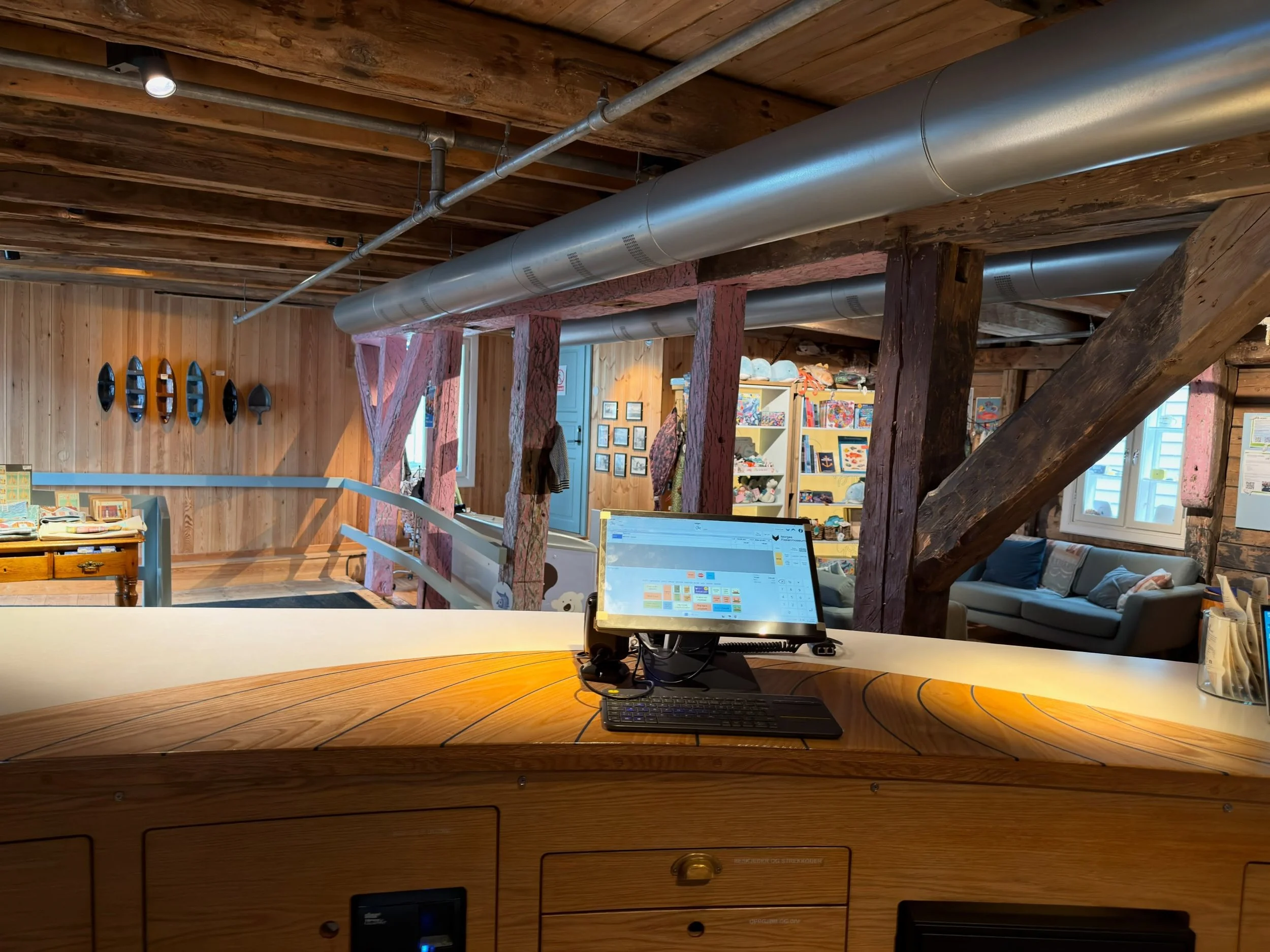 Fredag som var, da var vi hos Norges Fiskerimuseum og installerte en ny kasse. Et utrolig spennende museum i Museum Vest gruppen. De har en flott resepsjon med god plass, s&aring; her syntes vi det ble skikkelig kult med ny kasse. De herlige museumsv