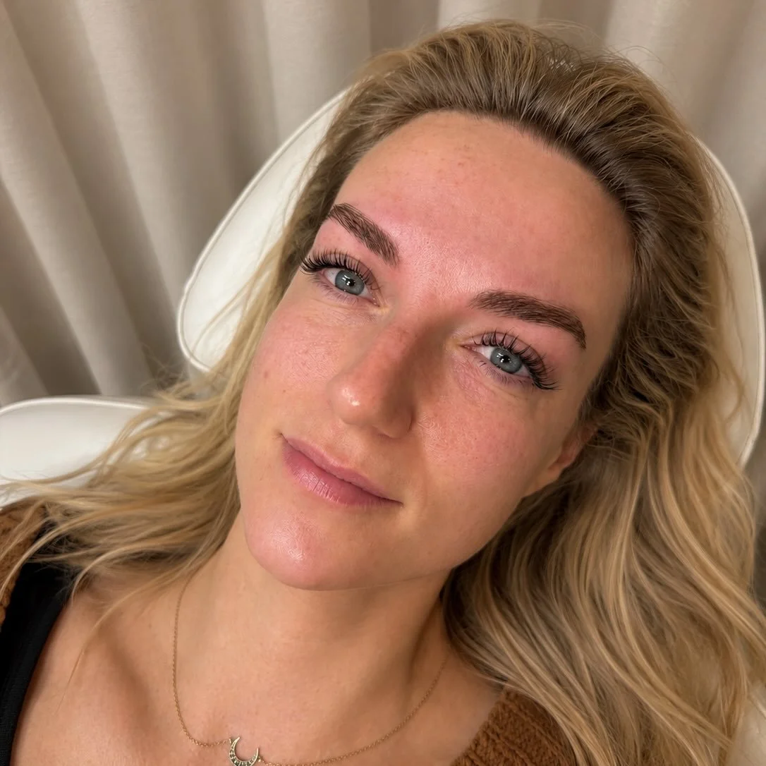 Fresh brows, classic set of lashes, fab lighting. Makes for a good day 🌞 

#lennoxheadlashextensions #ballinalashextensions #lashextensionsnsw #byronbaybrows #byronbrows