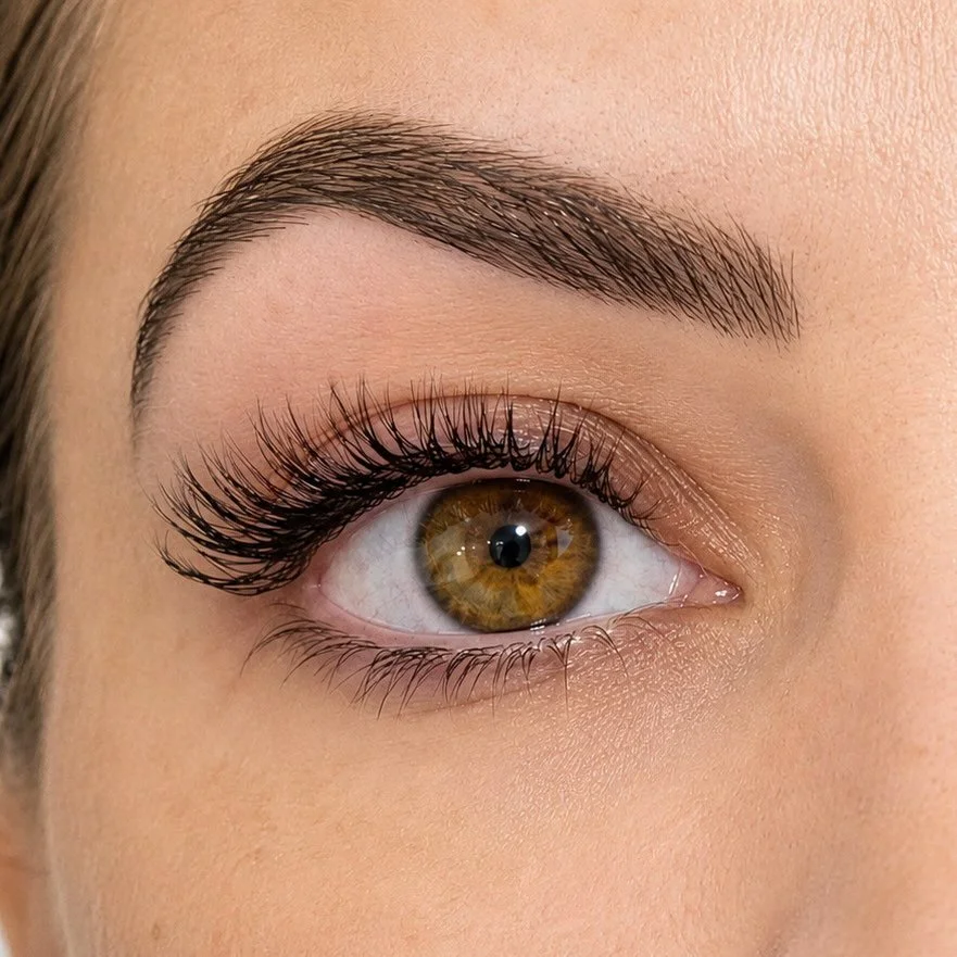 Light volume lashes designed to enhance, not overpower.

#northernriverslashes #ballinalashes #lennoxheadlashes #byronbaylashes #byronbaybrows