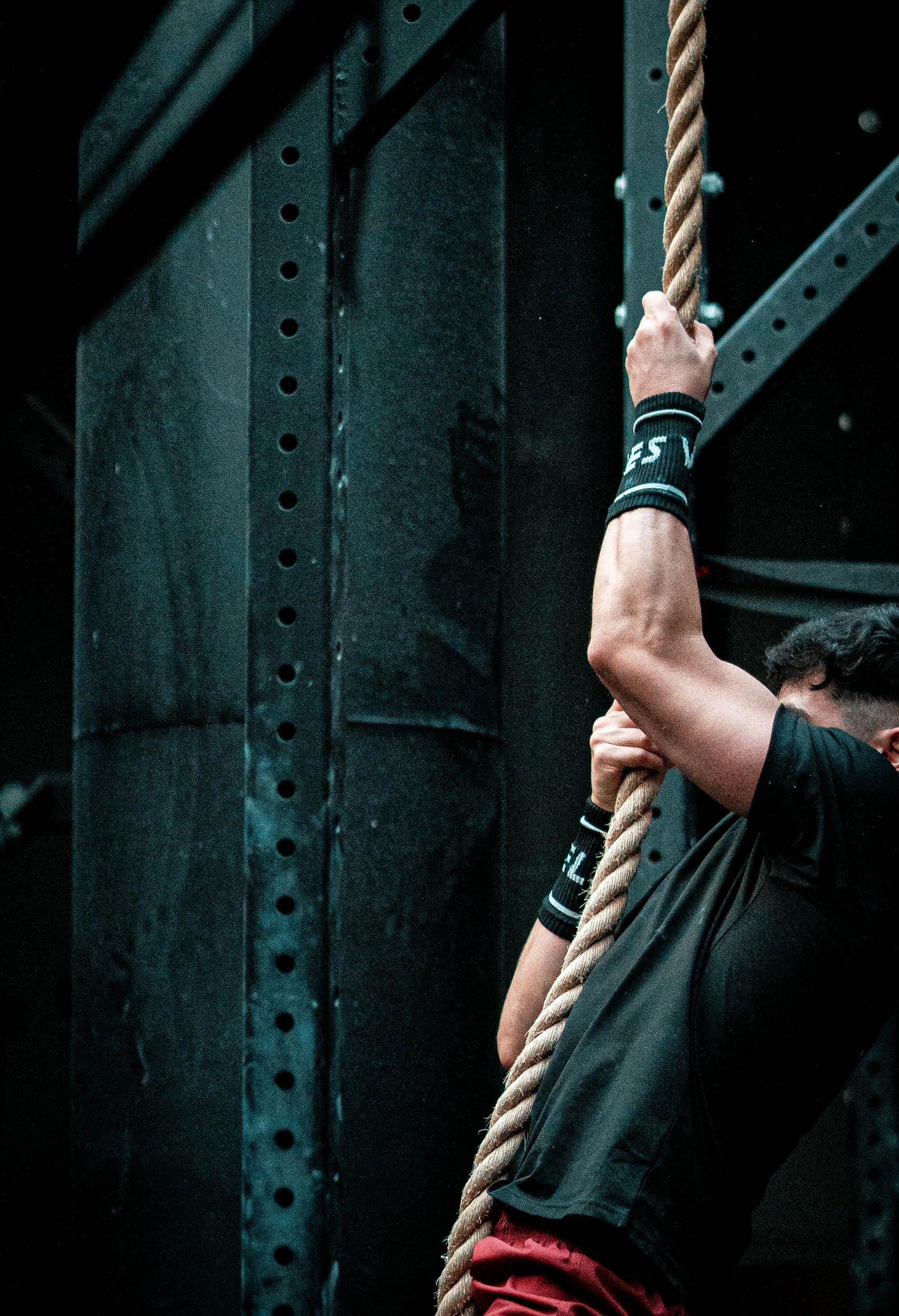 Persona levantando una cuerda en un gimnasio de CrossFit.
