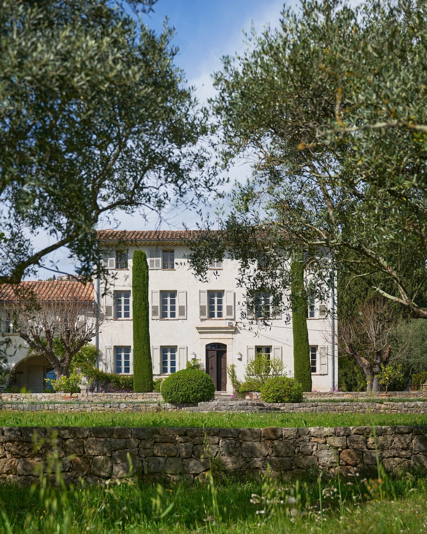 &copy; for @countryside_immobilier #charminghomes #southoffrance🇫🇷 

Alliance subtile de charme proven&ccedil;al et de deco vintage scandinave. Une maison qui a du caract&egrave;re.
A refined blend of Proven&ccedil;al charm and Scandinavian vintage
