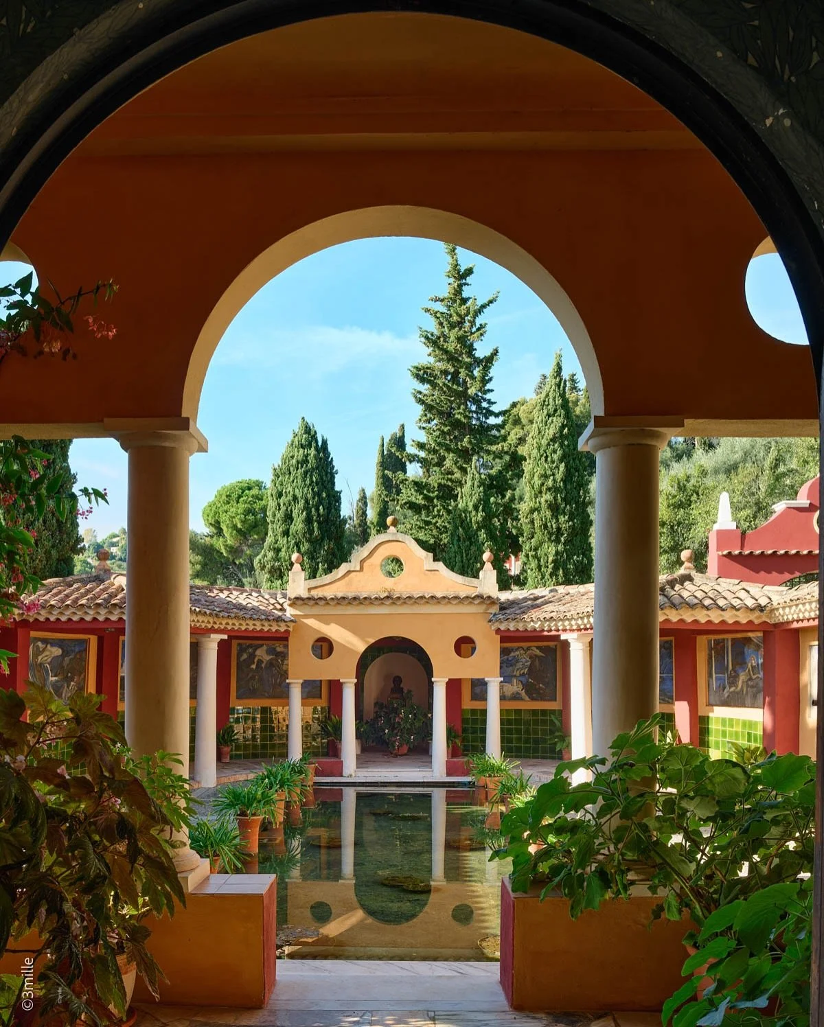 The sea is visible from most of the rooms in the villa. In the dining room, a glassed-in loggia offers the most beautiful view one could have of the harbor and the old town of Menton. In the entrance hall, one can admire the paintings and wall fresco