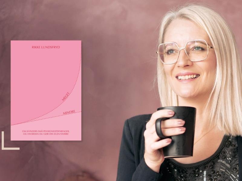 Rikke Lundsfryd, forfatter til bogen "Meget mindre",  blondt hår og briller, der smiler og holder en sort kop, baggrund med en pink bog