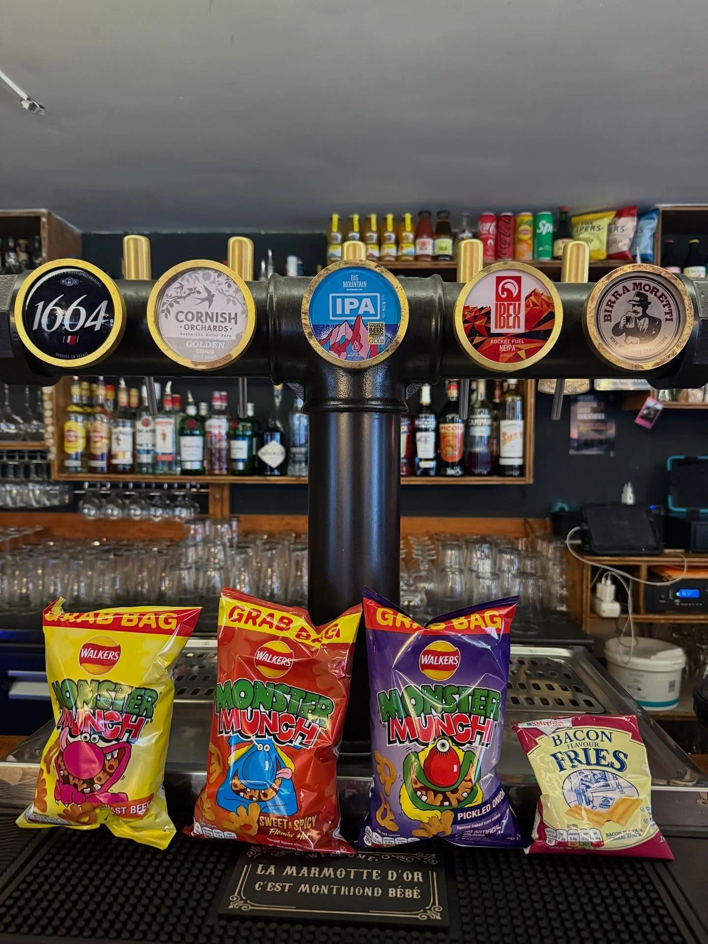 👀 who&rsquo;s back ?! Everyone&rsquo;s favourite #monstermunch and #baconfries @marmottedor // Ils sont de retour #crispsarelife #marmottespotting #pintsandcrisps #pintsandcraic