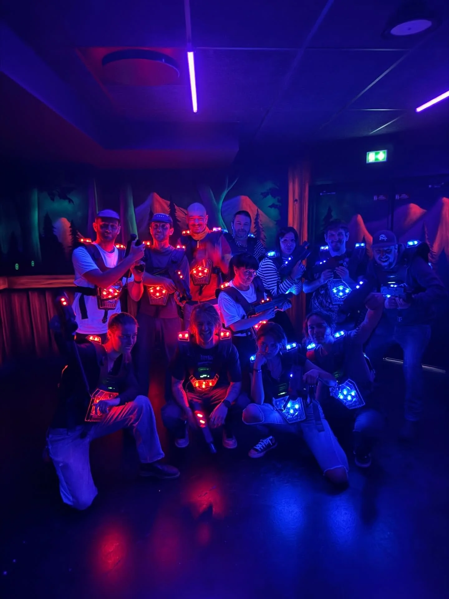 Un petit apr&egrave;s-midi d&eacute;contract&eacute; en &eacute;quipe @marmottedor et @epiceriemontriond avant la folie de f&eacute;vrier commence. Aussi l&rsquo;occasion &agrave; arroser l&rsquo;anniversaire de @kikicedr // Fun afternoon at @woody_v