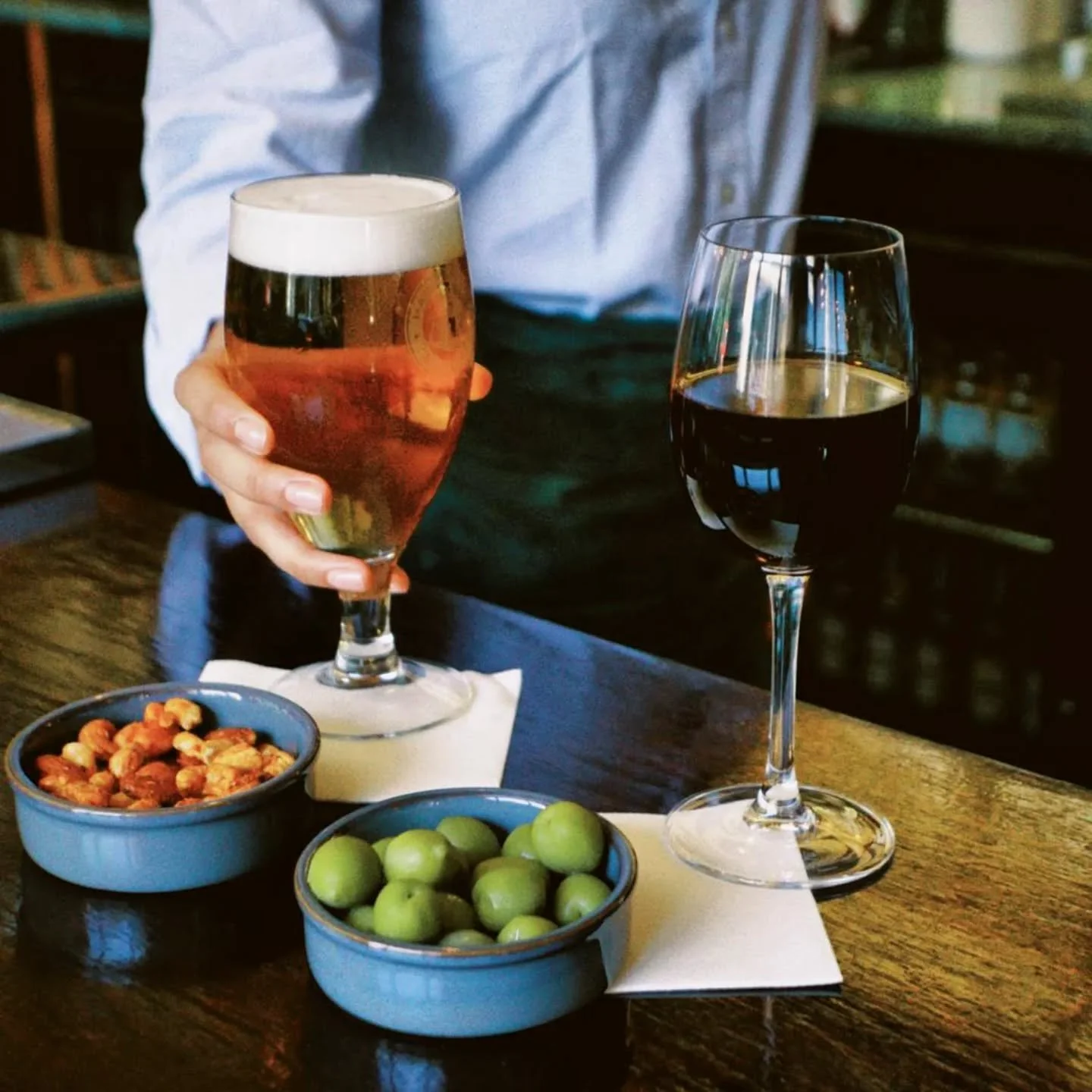 It's Friday!! A grey, damp autumnal day means a cosy, atmospheric pub is needed. Pop in, enjoy some live music this evening and some great food! #fridayfeeling #fridays #fridayevening #fridayvibes #bromptoncross #bromptonroad #knightsbridge #authenti