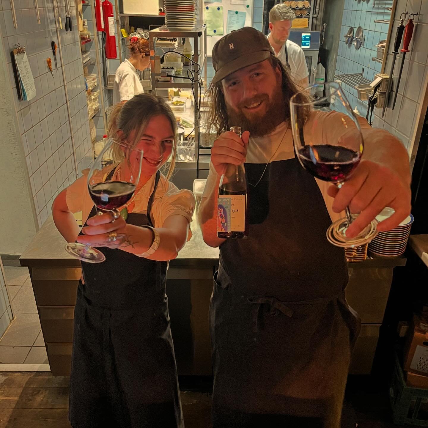 S&aring; for satan!
Propperne er knappet op, og JM og Amalie har godkendt! Det smager af slik og d&aring;rlige beslutninger🔥
#restaurantomar #refsn&aelig;sgade32