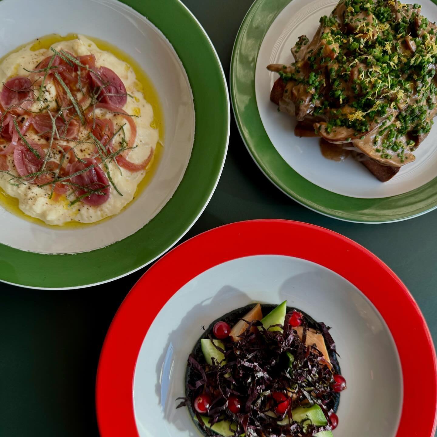 Din frokostpause er lige blevet mere l&aelig;kker!&nbsp;🥪✨&nbsp;Vi serverer vores velkendte svampetoast sammen med andre l&aelig;kkerier hver dag fra kl.12.00 - en middag midt p&aring; dagen, alle fortjener!
#restaurantomar #refn&aelig;sgade32