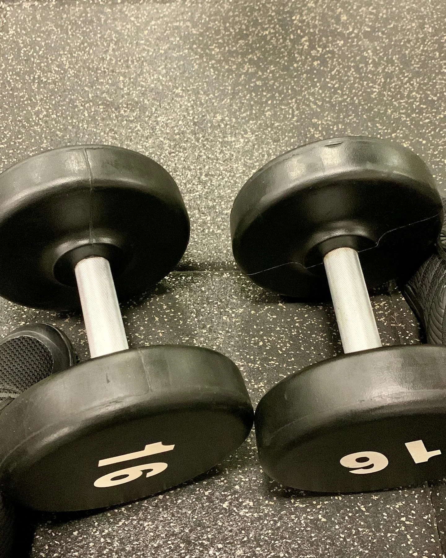 Monday night S&amp;C session for me&hellip;a vital piece of any runner&rsquo;s weekly structure 🏋🏻

A mixed bag tonight of core exercises, weights and calf rehab because of a busy gym 🤯

Why should we, as runners, incorporate strength and conditio