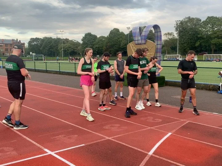 Fantastic Friday track night coaching the @veganrunners_scotland Glasgow group. A super bunch! 🟢⚫️🌱

We planned a 300/400m interval session with 8-12 reps and 90 second recoveries.  A cornerstone training session for athletes to work on the upper e