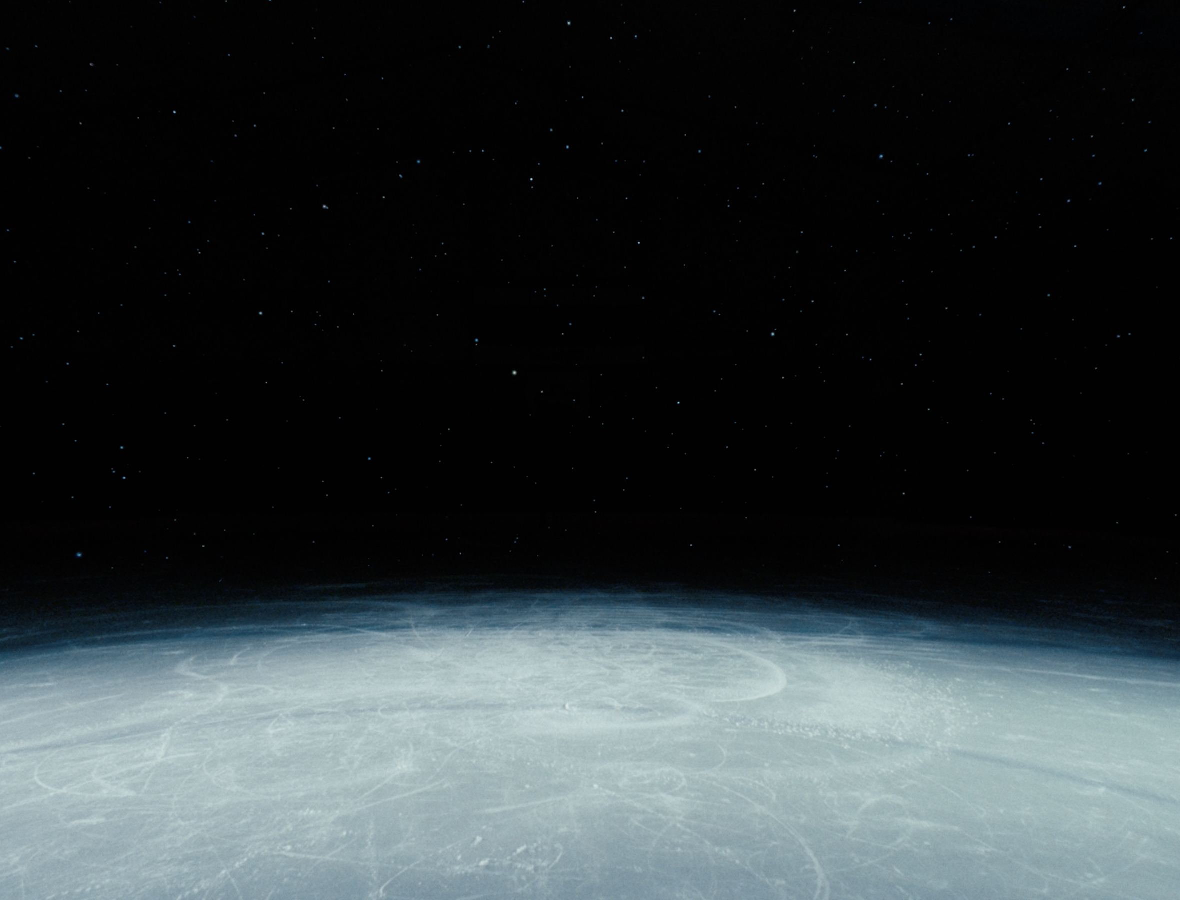 Vue de la Terre depuis l'espace avec un ciel étoilé.