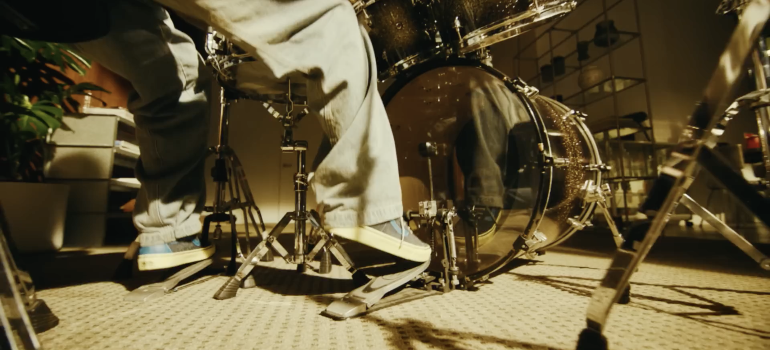 Pieds d'un batteur jouant sur une batterie.